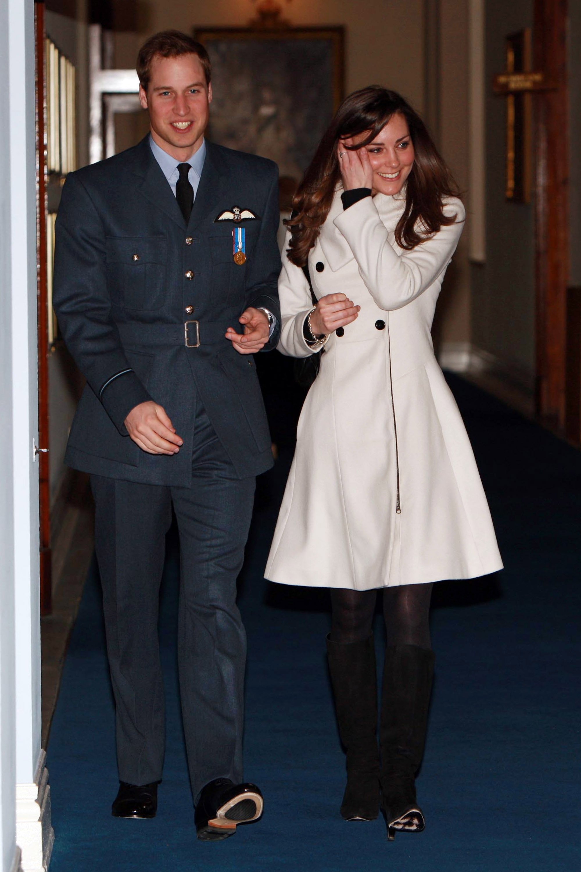 El príncipe William con su novia Kate Middleton tras su ceremonia de graduación en la RAF Cranwell el 11 de abril de 2008, en Cranwell, Inglaterra. | Foto: Getty Images