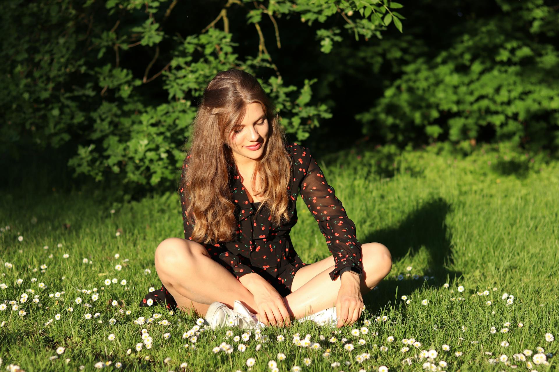 A woman sitting on the grass | Source: Pexels