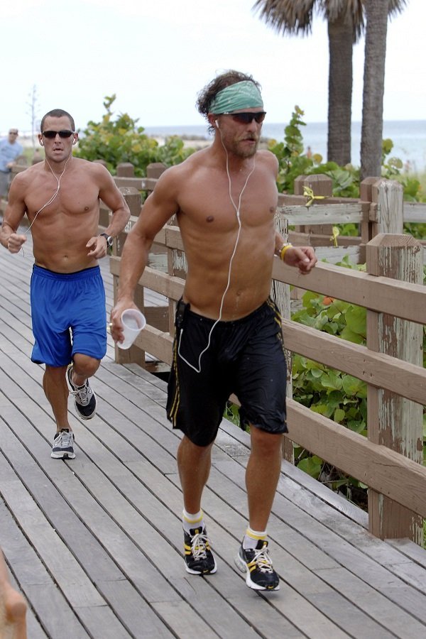 McConaughey and Armstrong jog on South Beach on August 23, 2006 in Miami Beach, Florida | Source: Getty Images
