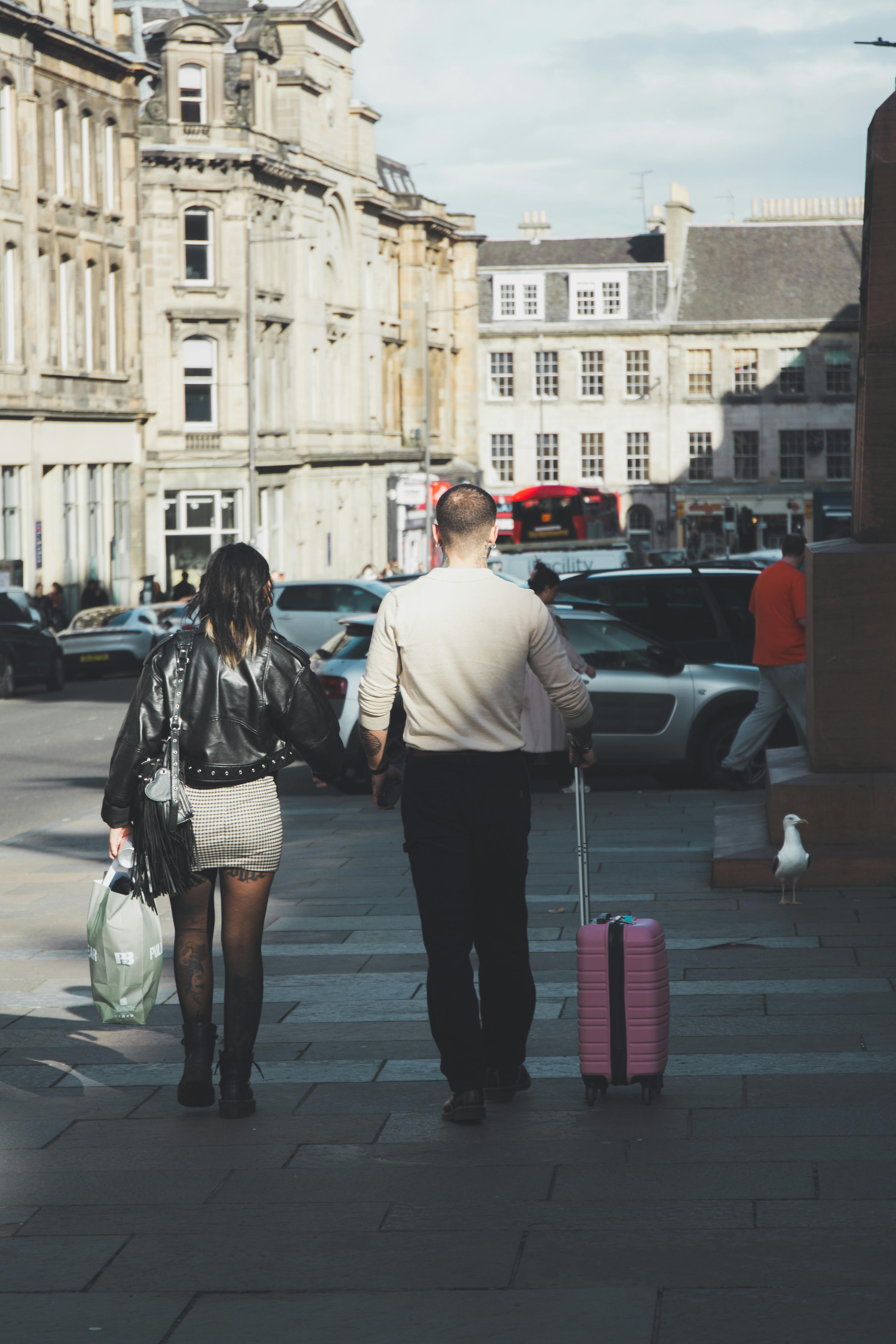 A couple with their luggage | Source: Pexels