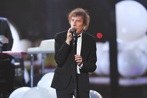 Alain Souchon se produit lors de la 35e édition du spectacle "Les Victoires de la musique". |Photo : Getty Images