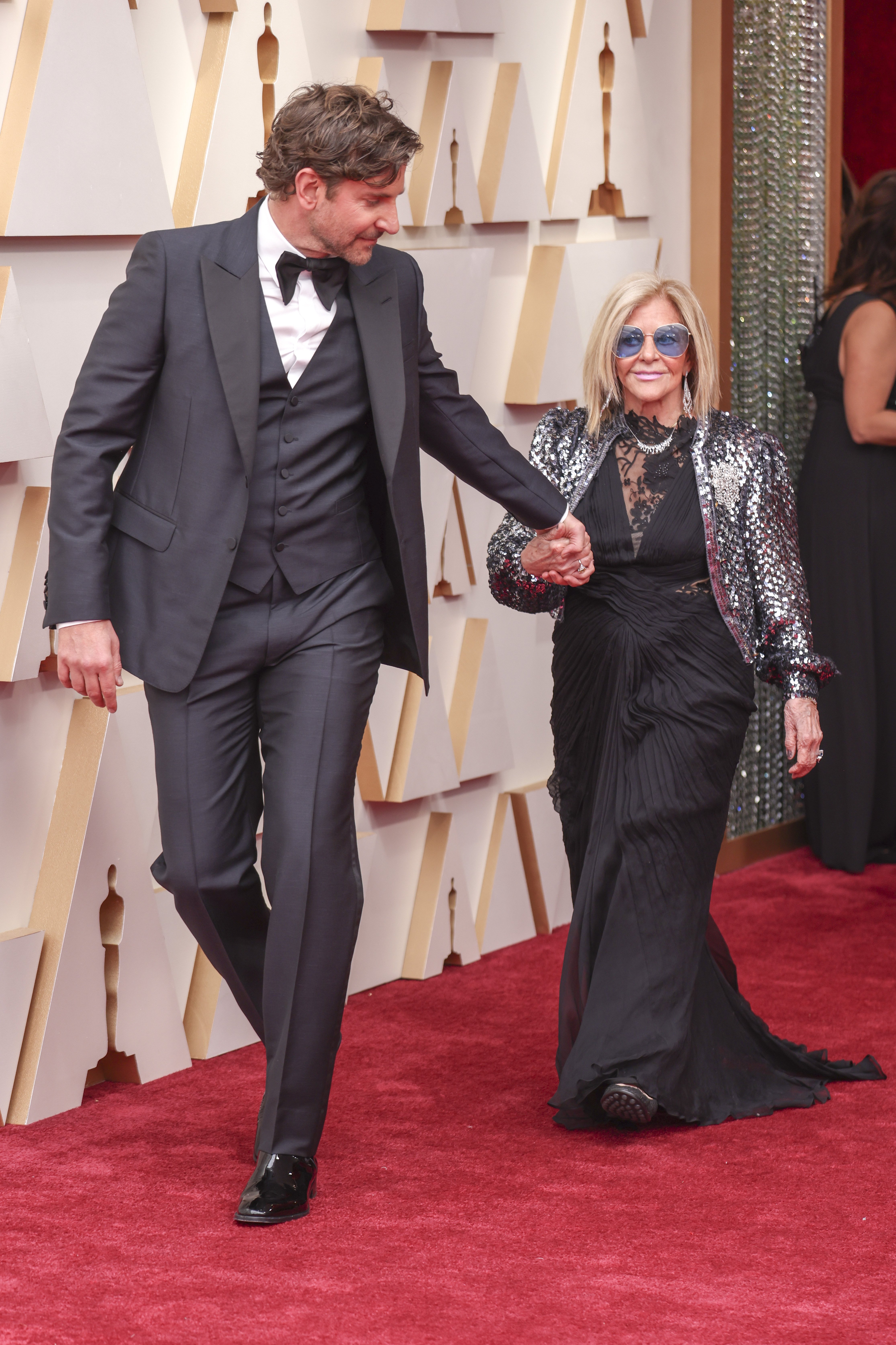 Bradley Cooper und seine Mutter Gloria Campano kommen am Sonntag, den 27. März 2022 zu den 94. Academy Awards im Dolby Theatre in Ovation Hollywood | Quelle: Getty Images