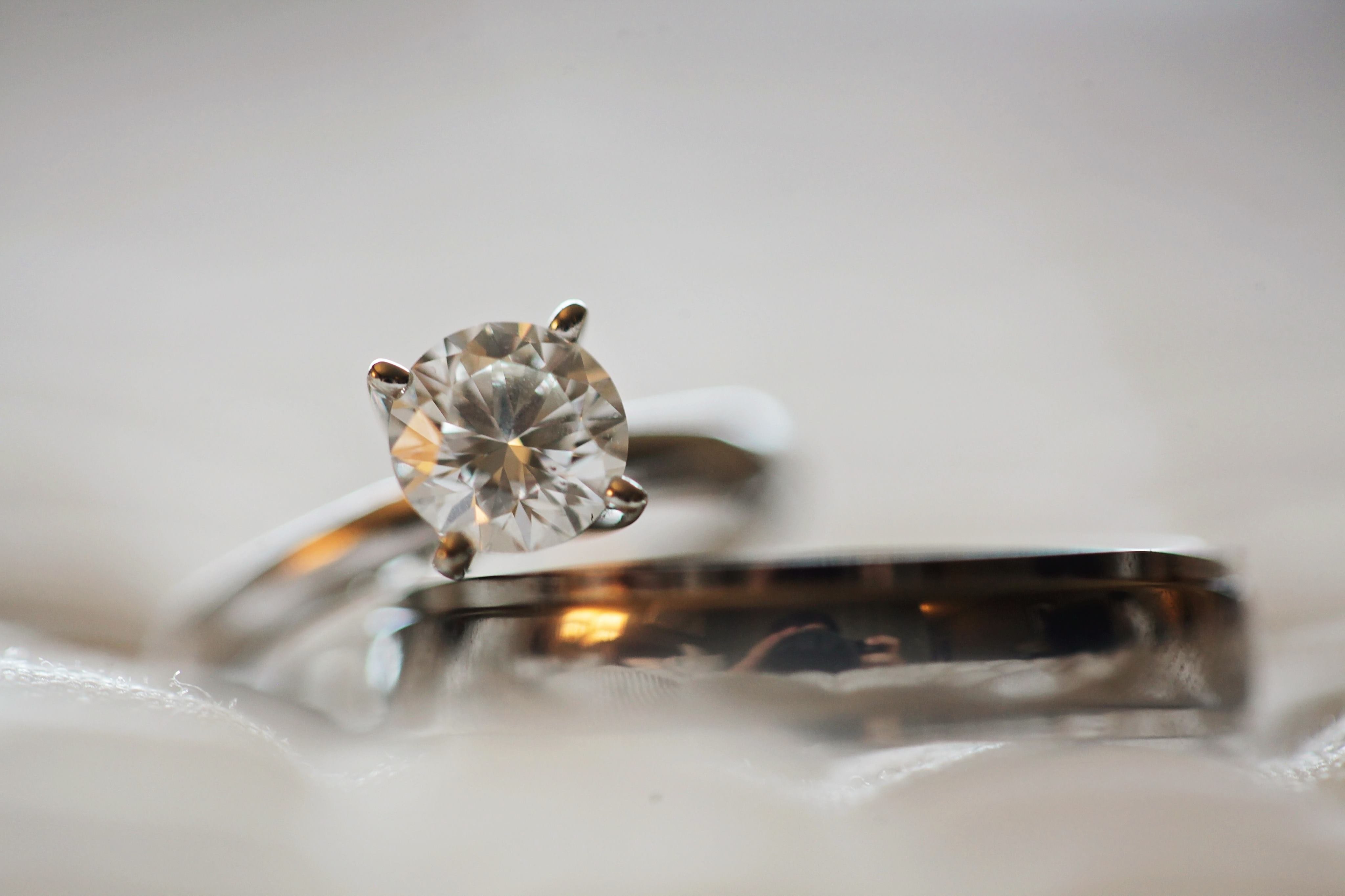 Wedding ring with diamond. | Photo: Pexels