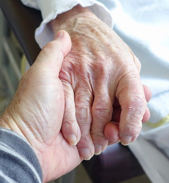 Ancianos tomados de la mano. │ Foto: Pixabay