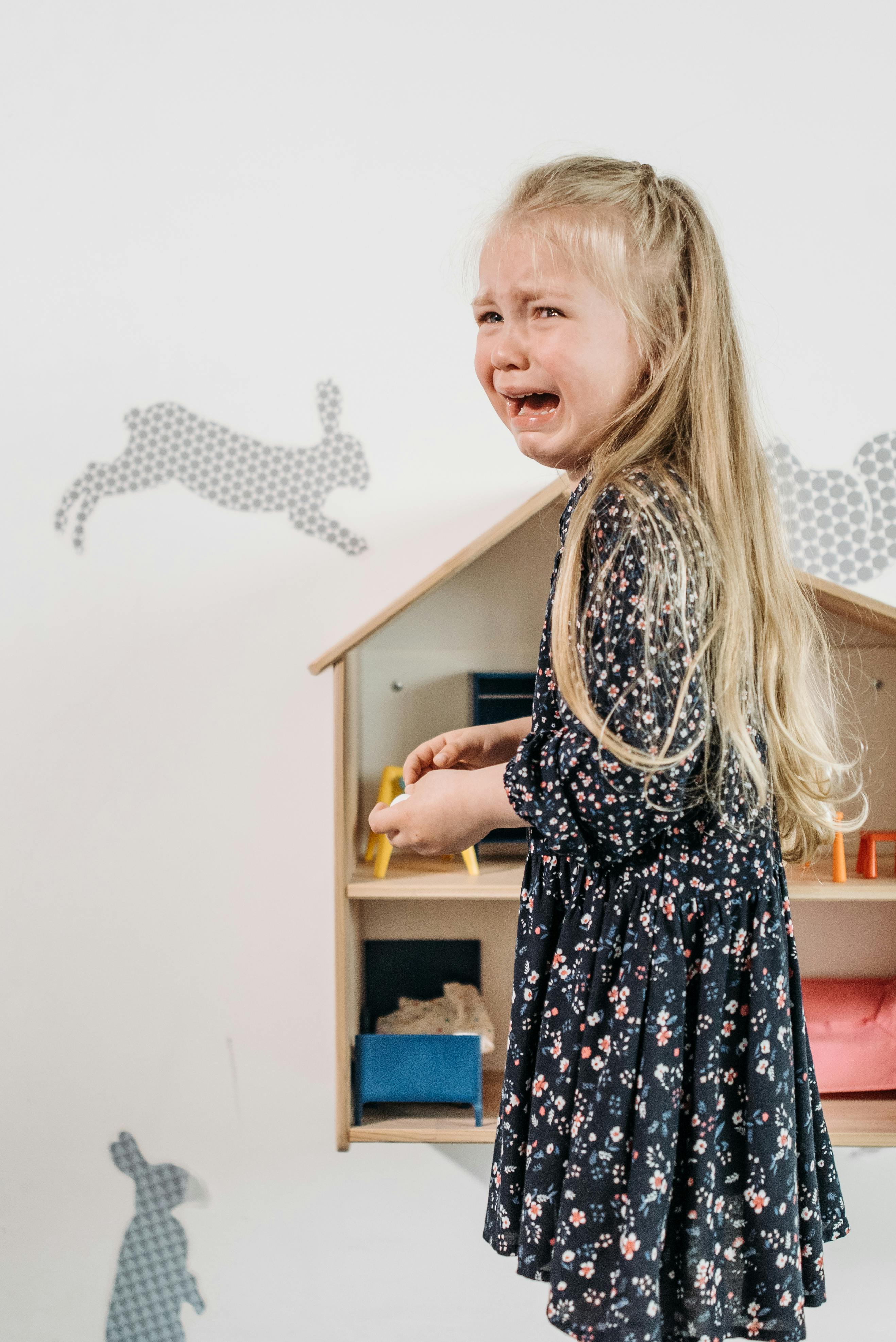 A girl crying in her room | Source: Pexels