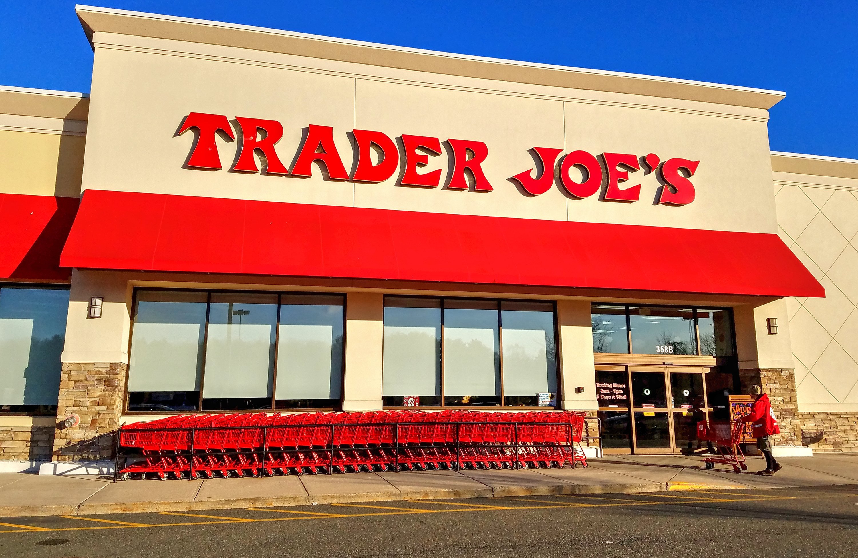 A customer with a shopping cart preparing to walk into a Trader Joe's store in Saugus, Massachusetts, on February 27, 2018 | Photo: Shutterstock