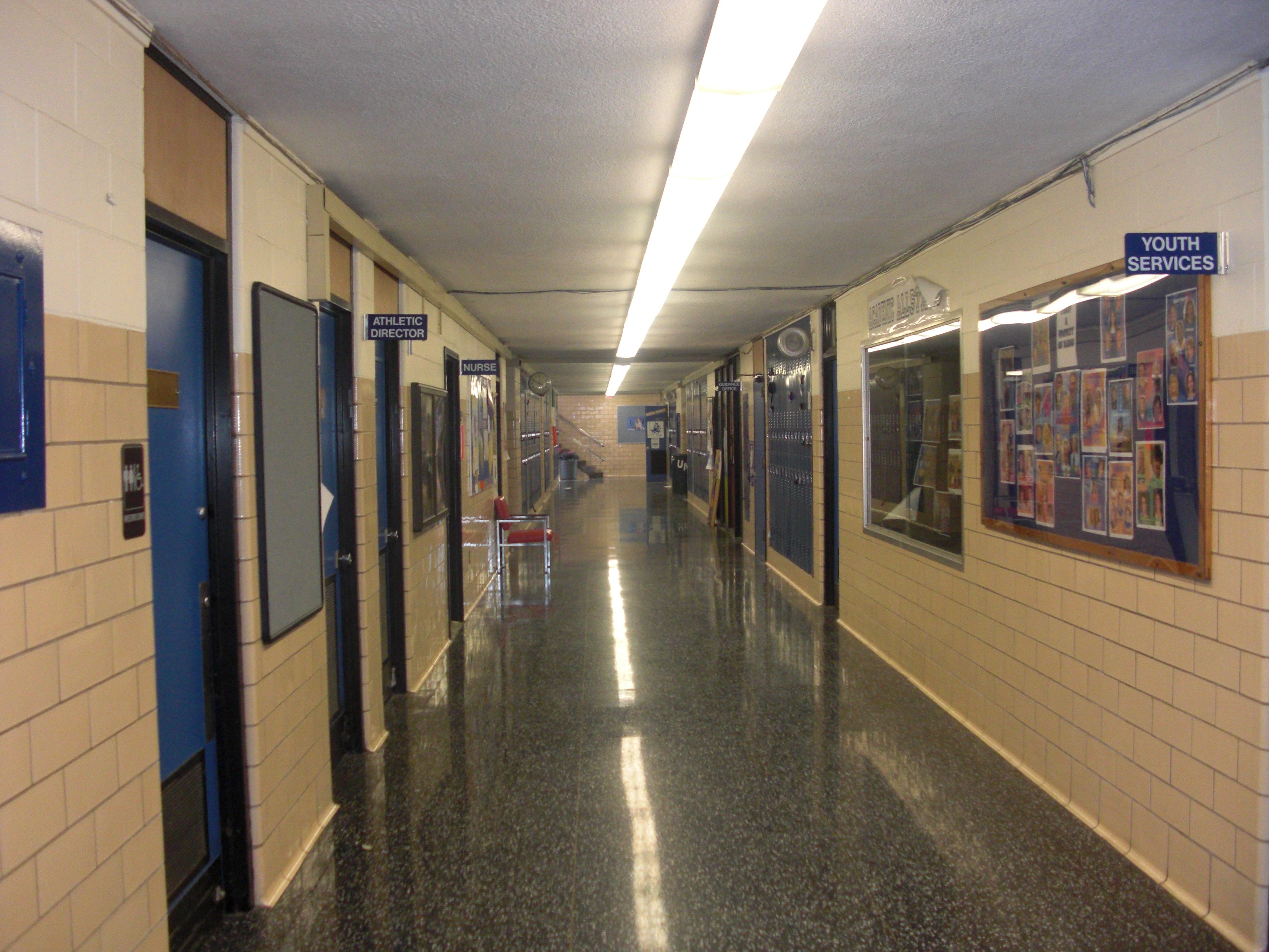 Pasillo de escuela vacío. | Imagen: Wikimedia Commons
