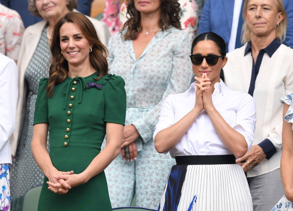 Catherine, la duchesse de Cambridge et Meghan, la duchesse de Sussex dans la Royal Box sur le court central pendant la douzième journée des championnats de tennis de Wimbledon. | Photo : Getty Images