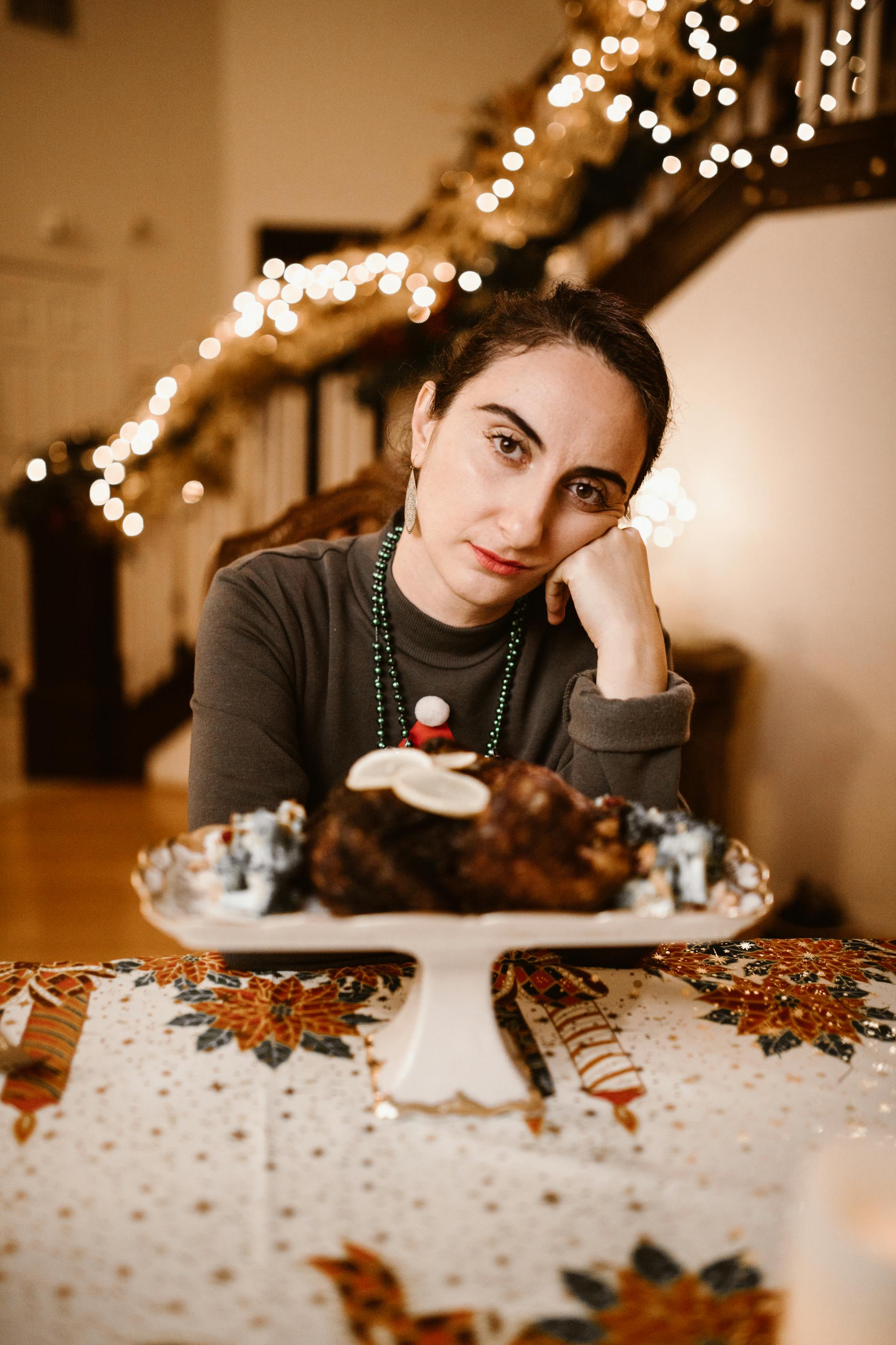 A bored woman sitting at a table | Source: Pexels