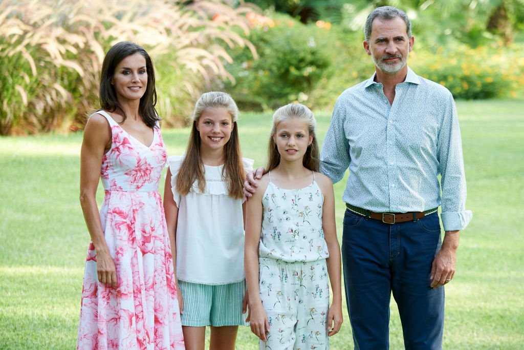 El Rey Felipe VI, la Reina Letizia, la Princesa Leonor (D) y la Princesa Sofía de España (I) posan durante una sesión de fotos del verano en el Palacio de Marivent en agosto de 2019 en Palma de Mallorca, España. | Foto: Getty Images