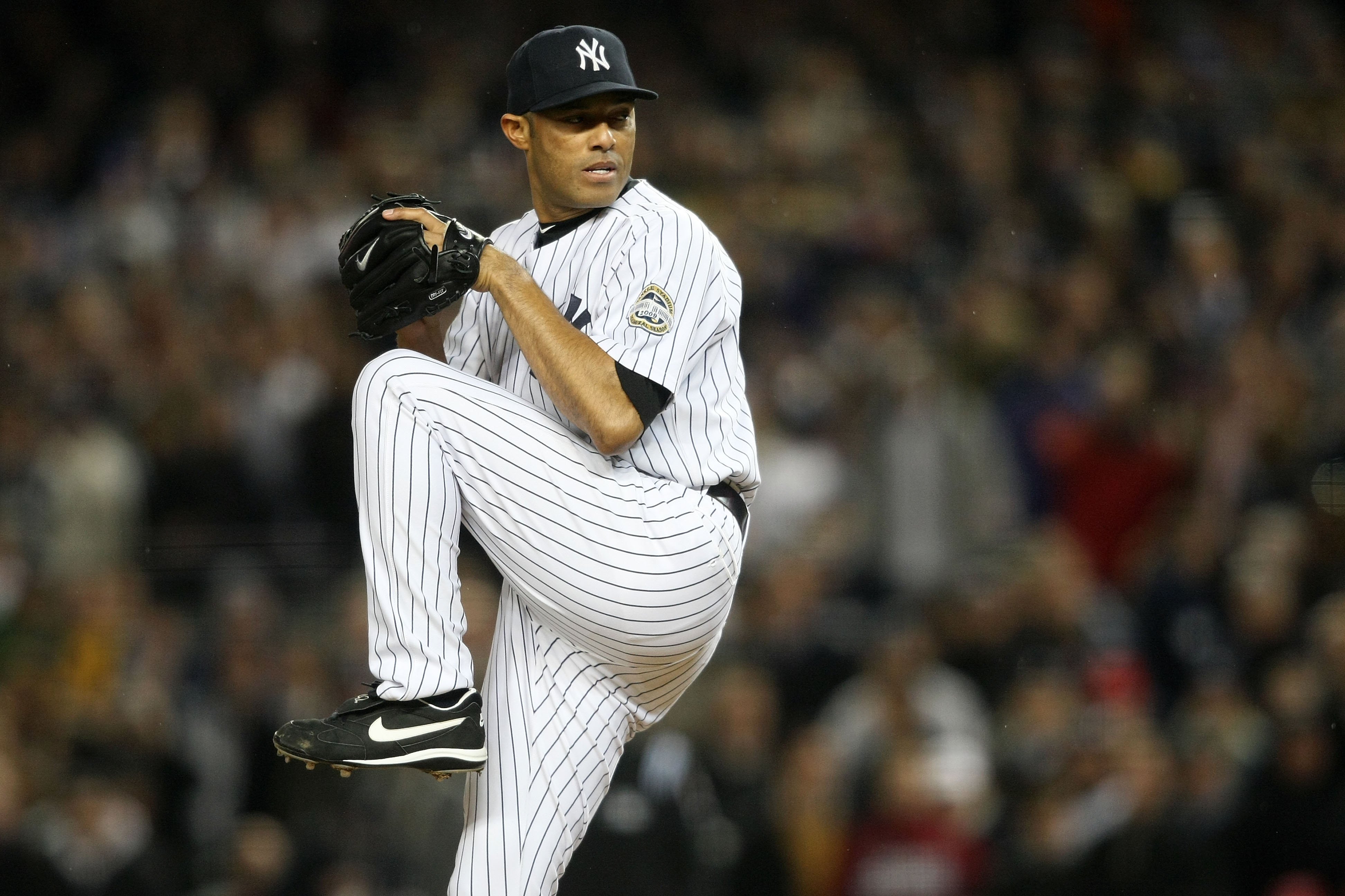 Mariano Rivera pitches during the 2009 MLB World Series against the Philadelphia Phillies at the Yankee Stadium on November 4 | Photo: Getty Images