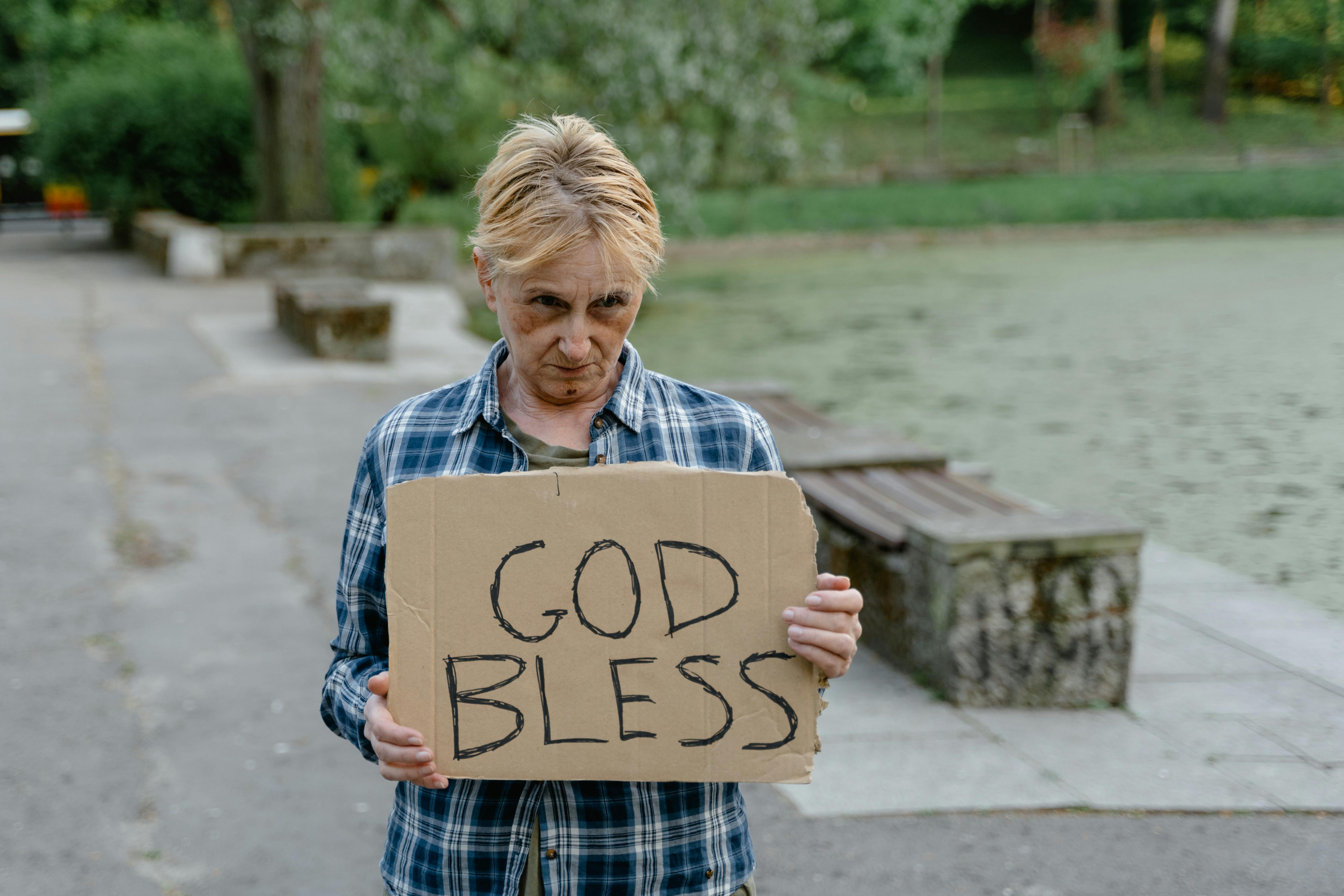 A homeless woman looking timid | Source: Pexels