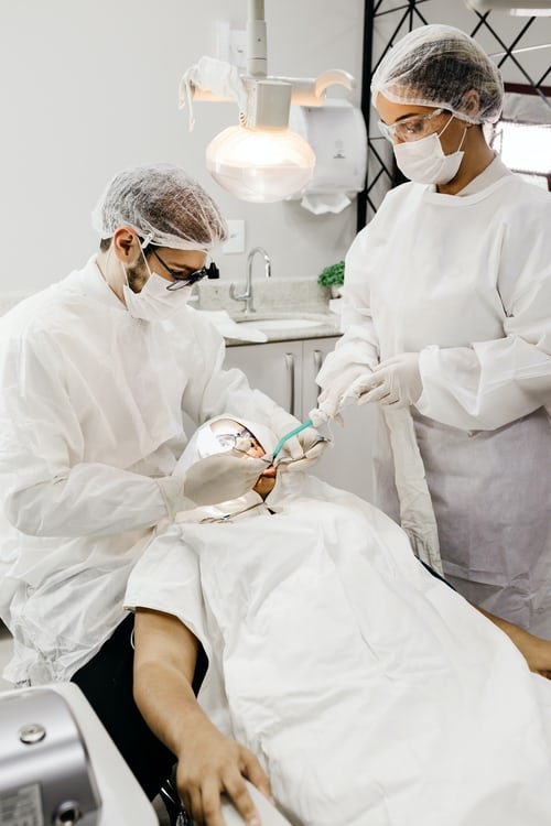 Deux dentiste examinant une patiente. | Photo : Unsplash