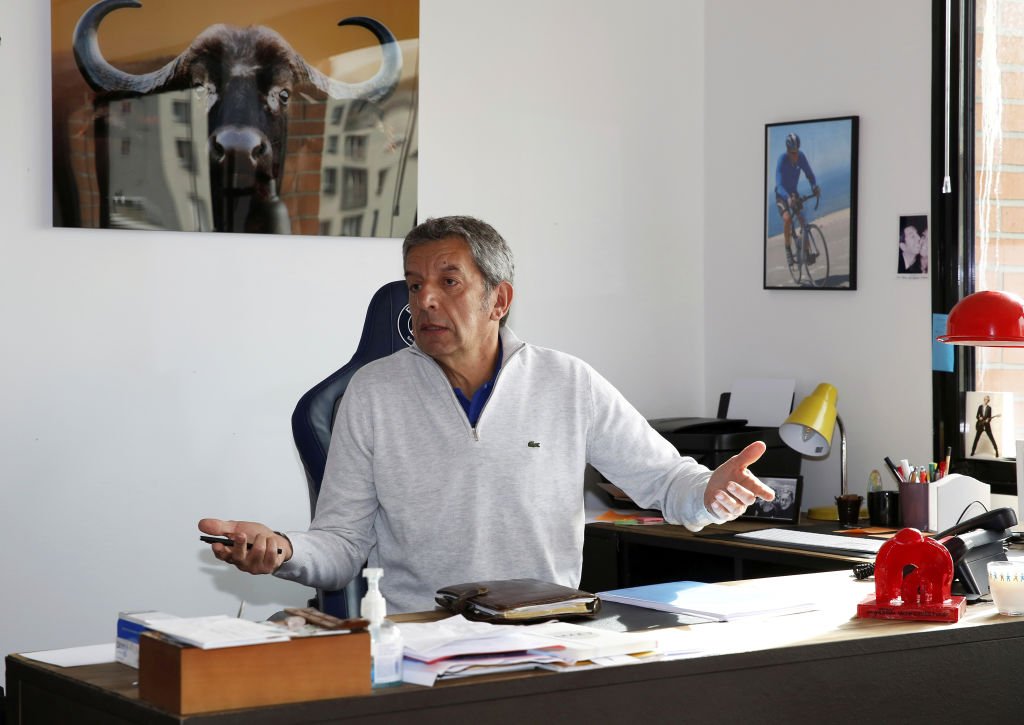 Le médecin et présentateur de télévision Michel Cymes est photographié pour Paris Match dans son bureau à Issy Les Moulineaux près de Paris le 3 mars 2020 | Photo : Getty Images Le médecin et présentateur de télévision Michel Cymes est photographié pour Paris Match dans son bureau à Issy Les Moulineaux près de Paris le 3 mars 2020 | Photo : Getty Images