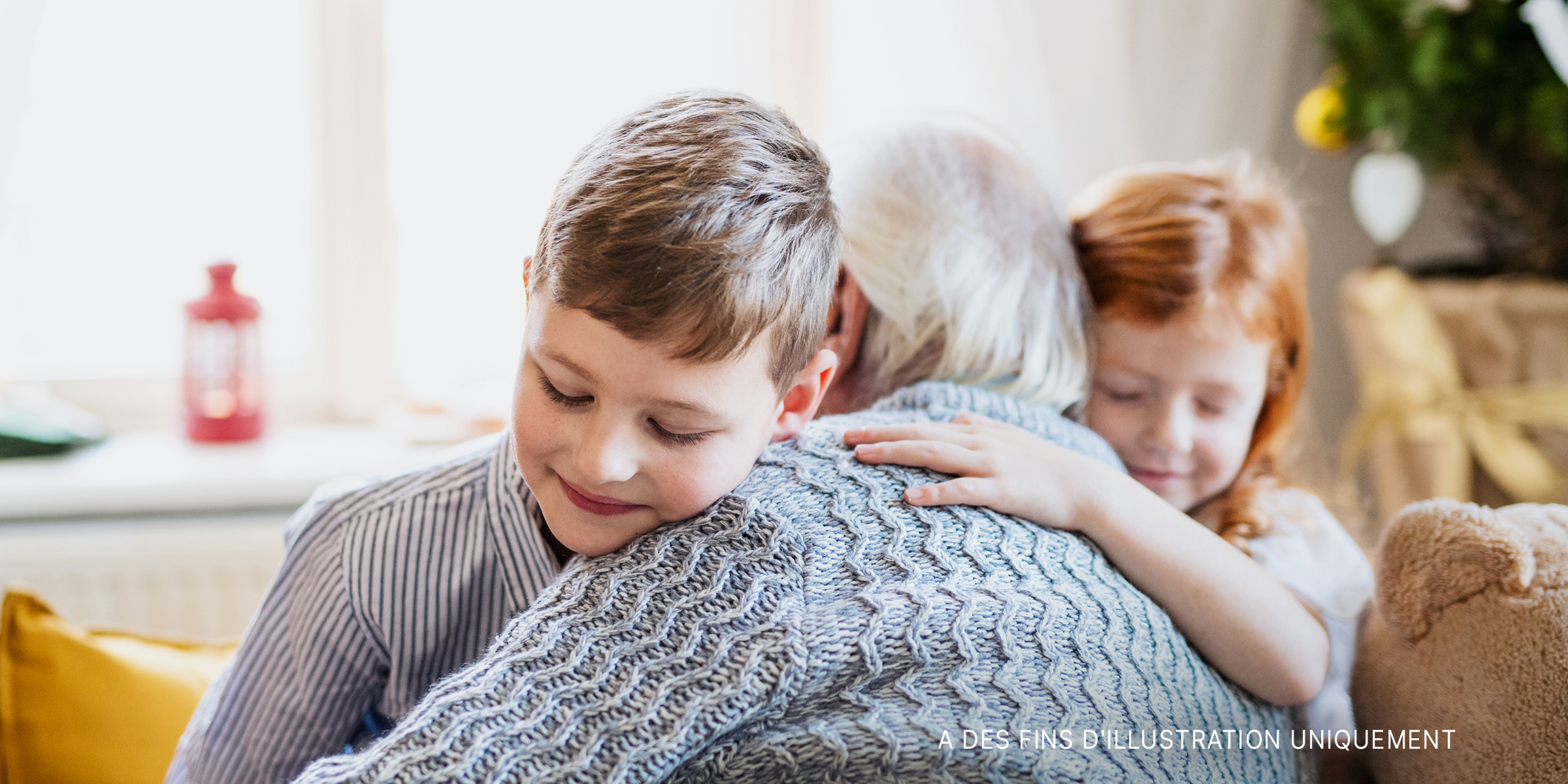 Des enfants faisant un câlin à un vieil homme | Source : Shutterstock