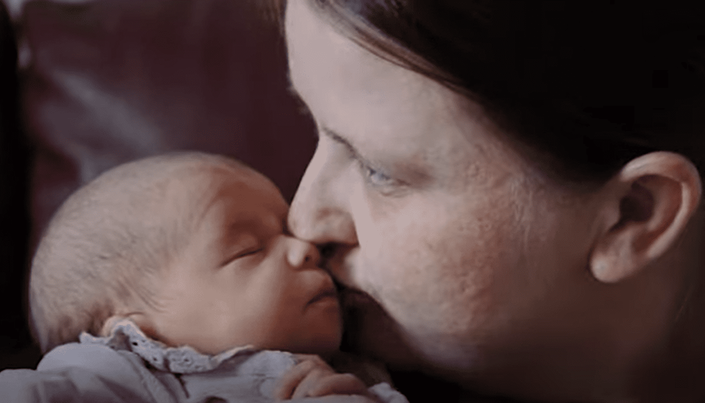 Nicola Thomas küsst ihre neugeborene Tochter Baylee-Rae auf die Wangen. | Quelle: Youtube.com/Wales Online