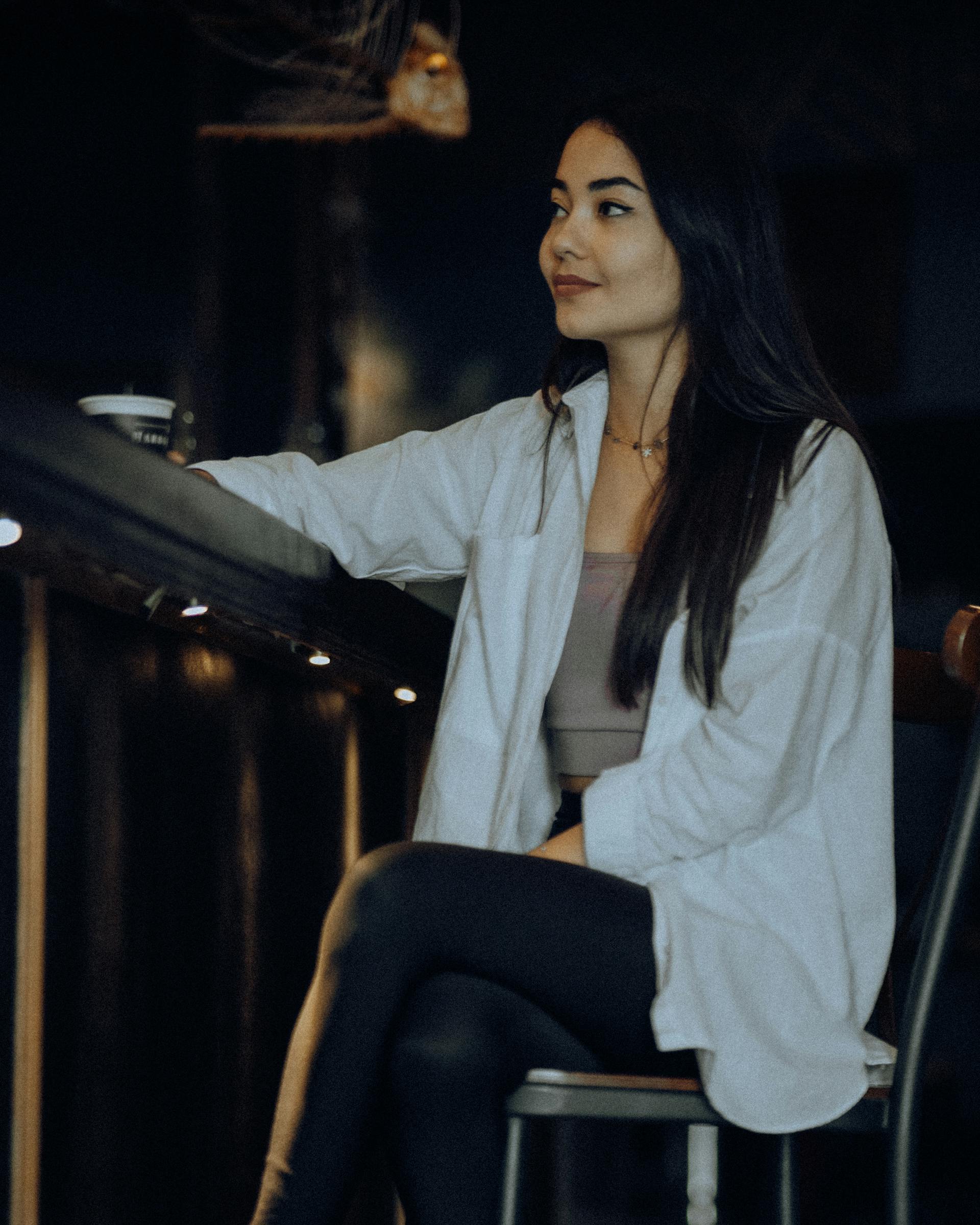 A woman sitting in a bar | Source: Pexels
