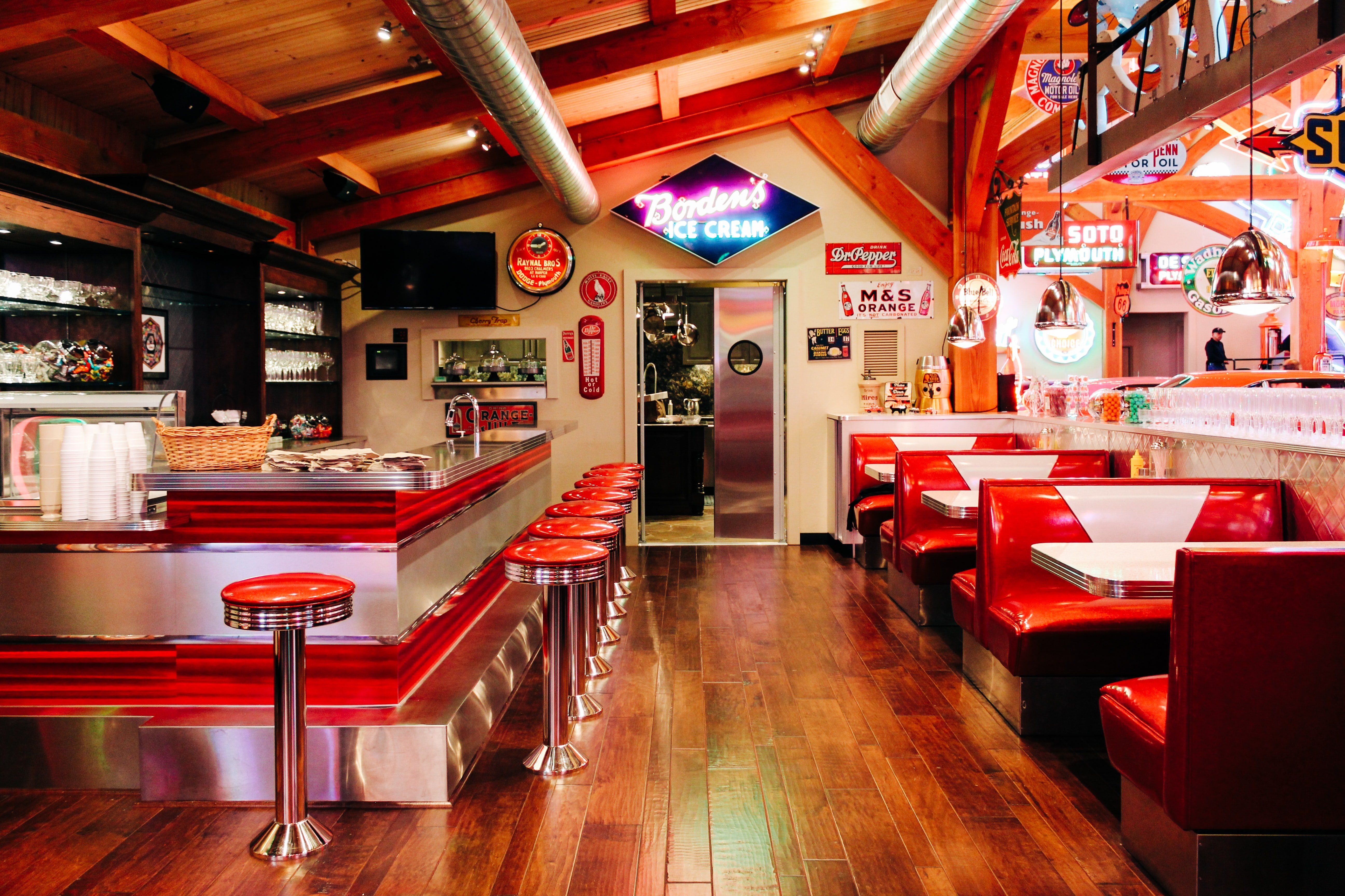 Die Frau setzte ihren Sohn bei Klaus' Diner ab. | Quelle: Unsplash