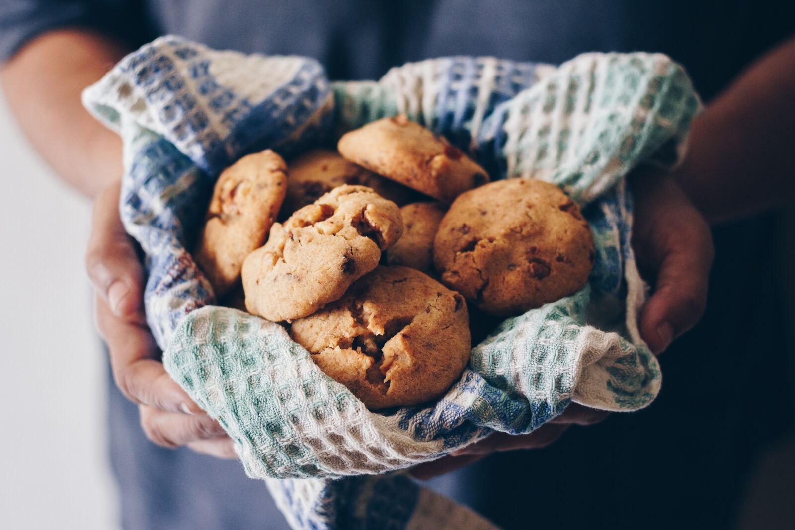 Bunch of cookies held in cloth | Photo: Shutterstock