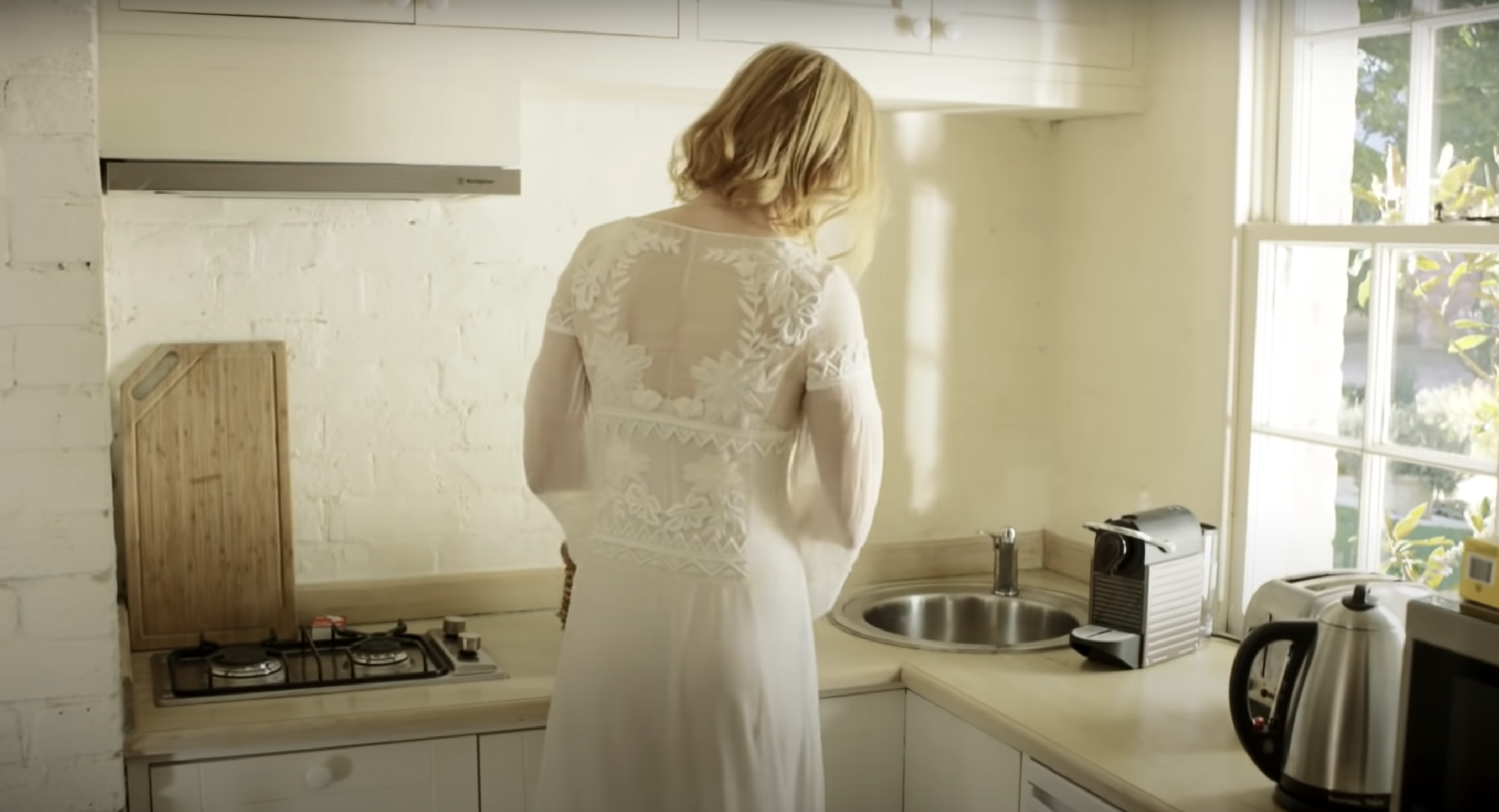 Nicole Kidman inside her Bunyan Hill home's kitchen, as seen in a video dated July 20, 2015 | Source: youtube.com/Vogue