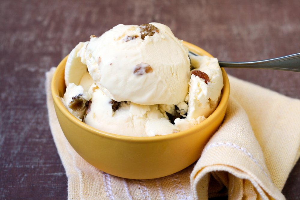 Homemade rum raisin ice cream. | Photo: Shutterstock