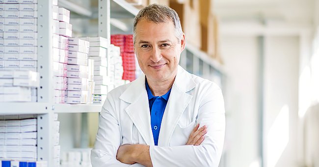 A pharmacist in his lab coat | Photo: Pexels
