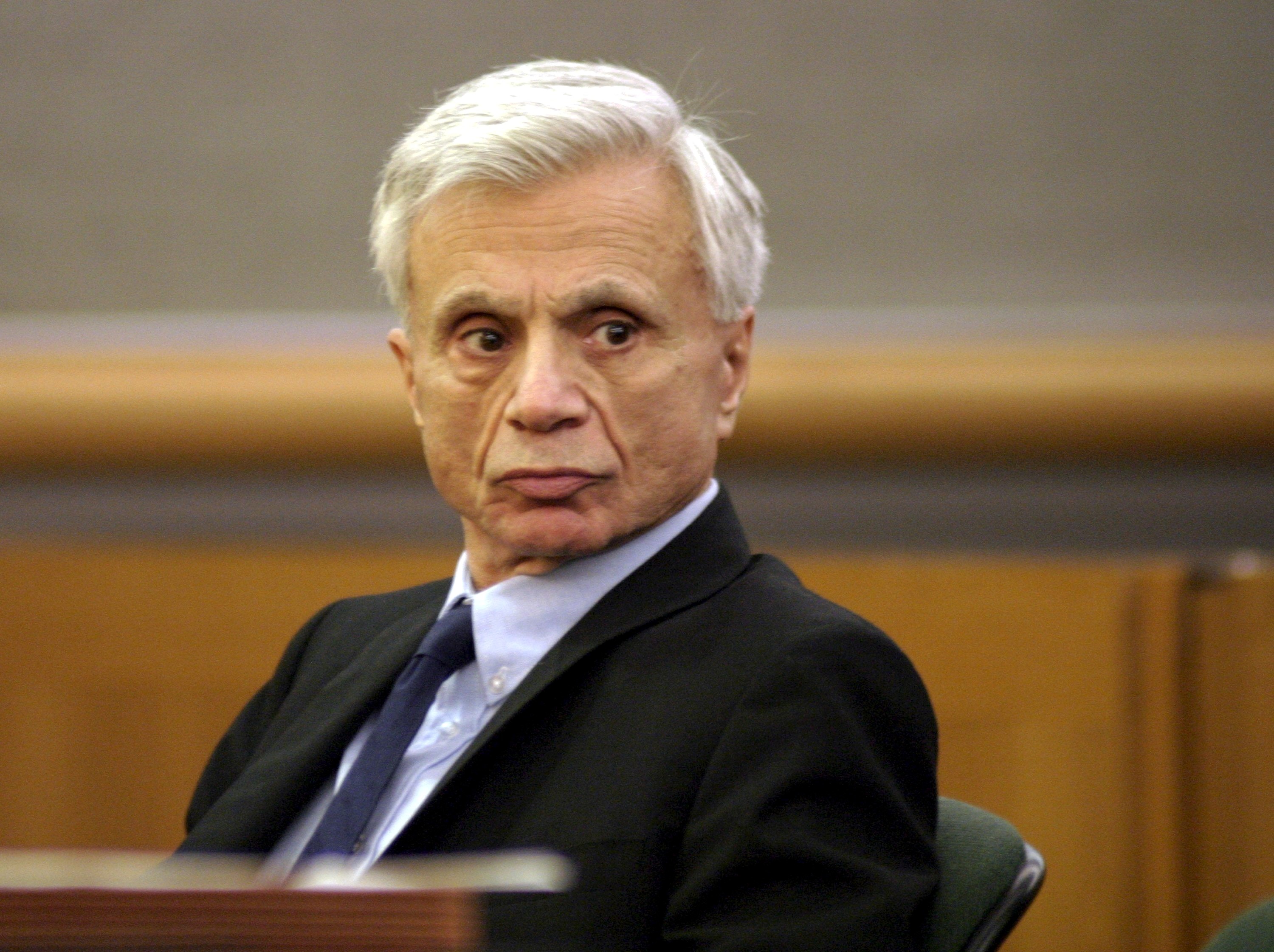 Robert Blake in court in Los Angeles, on September 17, 2004 | Source: Getty Images
