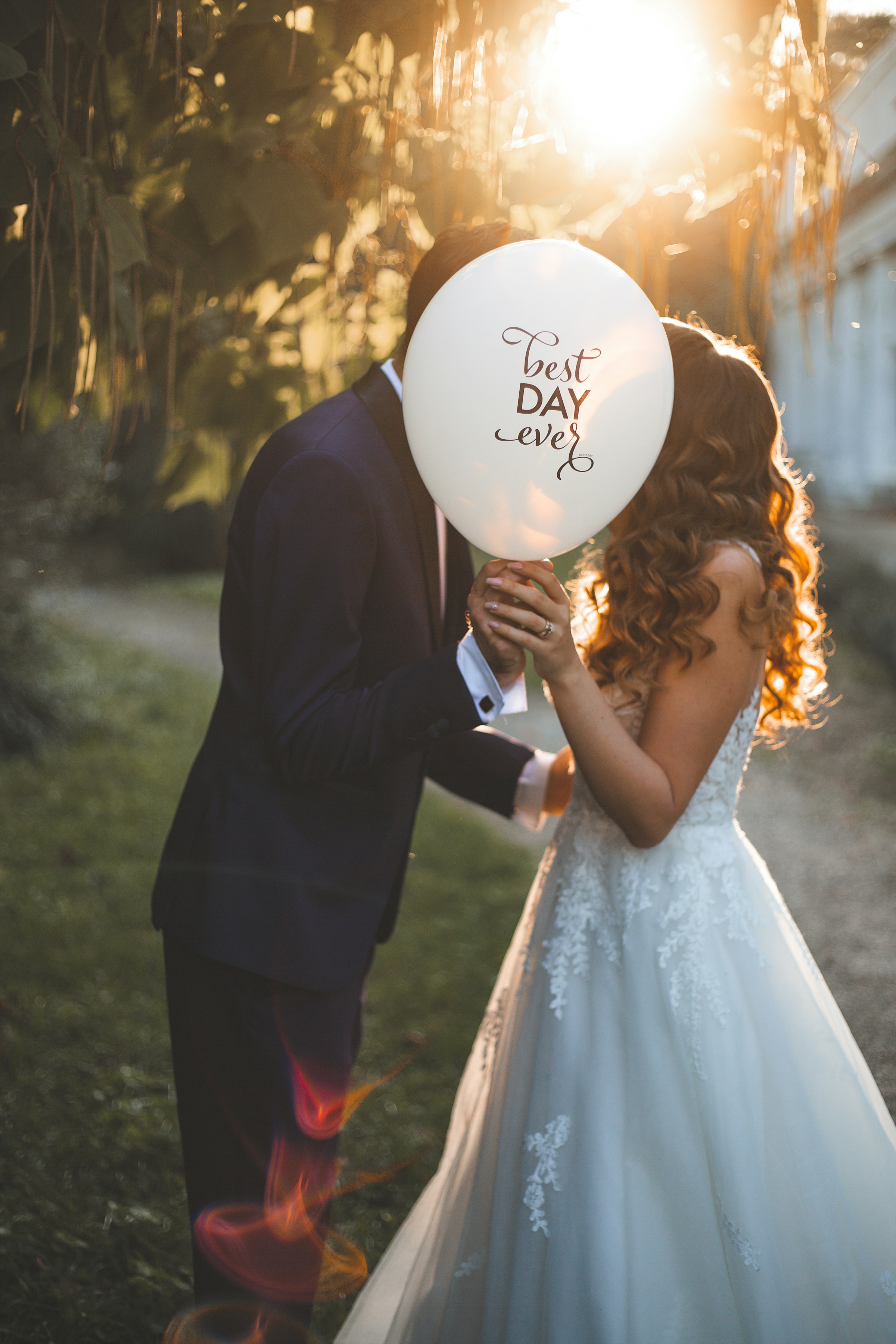 A bride and groom holding a balloon | Source: Unsplash