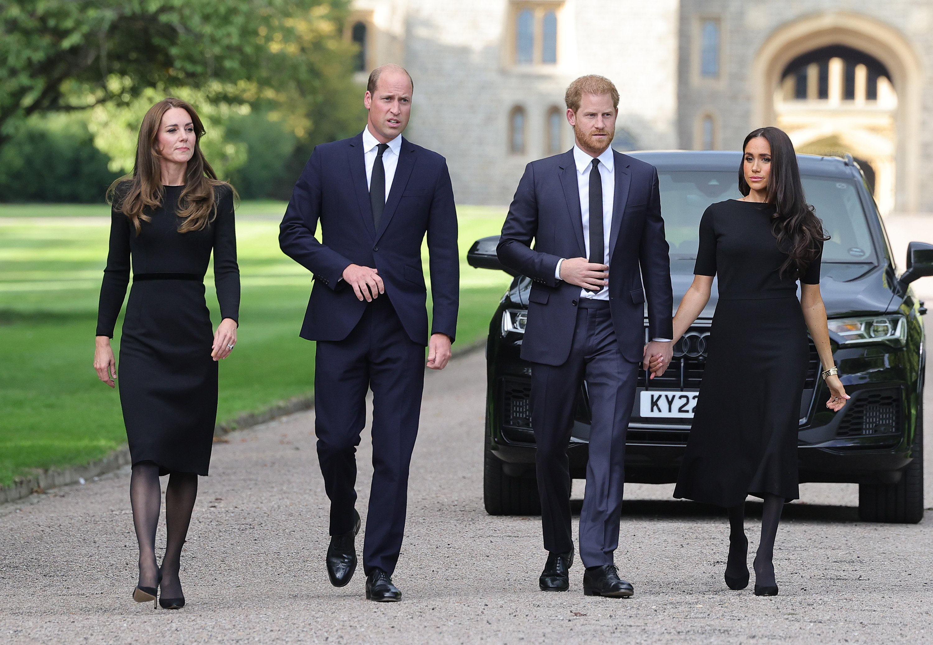 Catherine, el príncipe William, el príncipe Harry y Meghan, llegan para ver las flores y los homenajes a la reina el 10 de septiembre de 2022 en Windsor, Inglaterra. | Foto: Getty Images