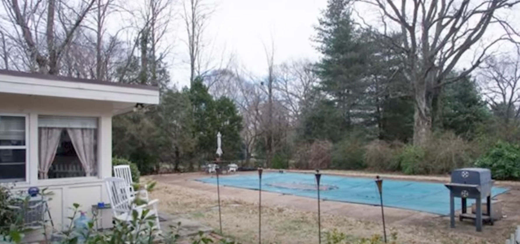 Der Swimmingpool im Haus der Familie von Reese Witherspoon und Jim Toth in Nashville | Quelle: YouTube/@FamousEntertainment