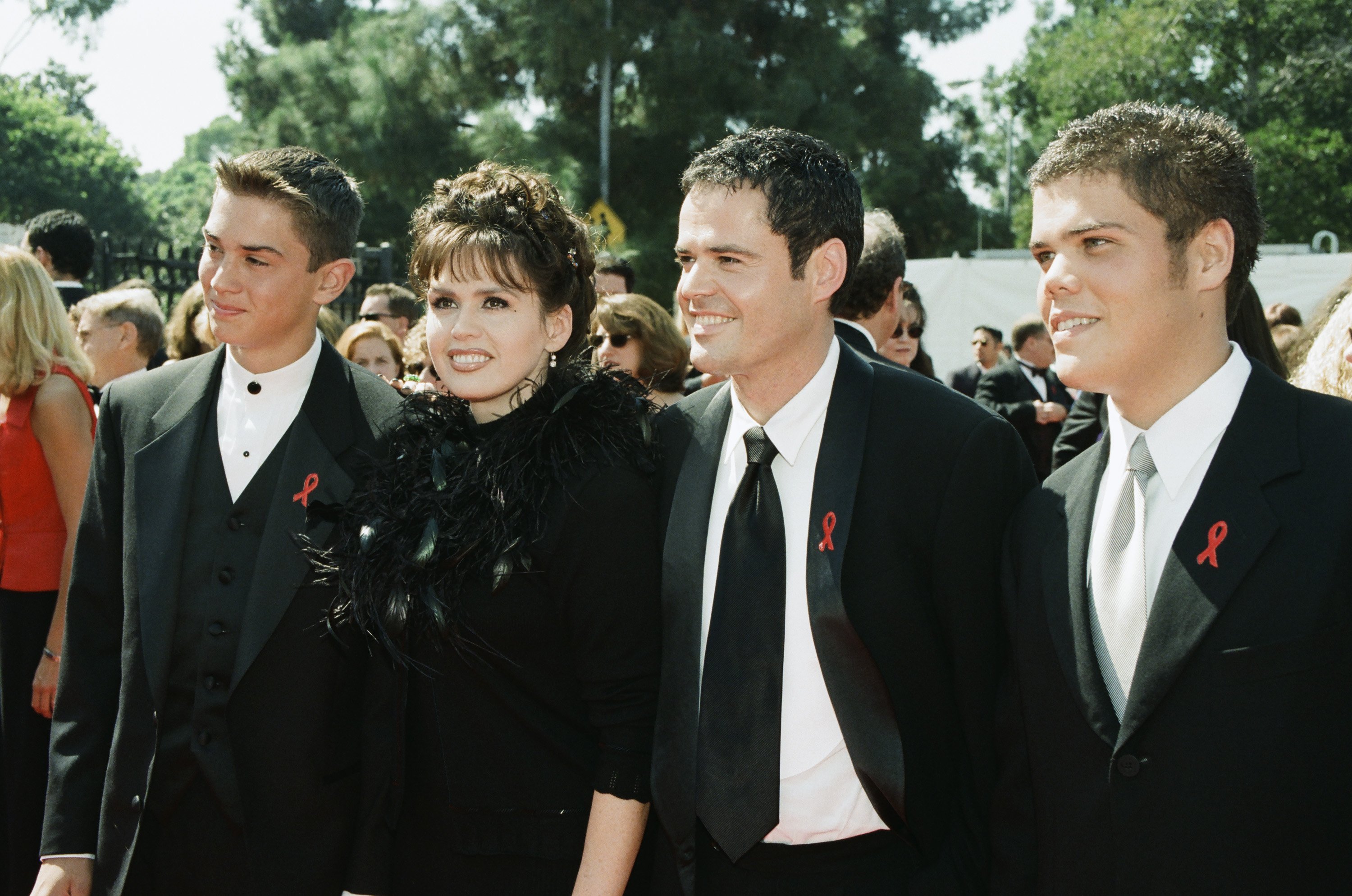 Marie Osmond with sons  Michael Blosil [Far Left], Brandon Osmond [Far Right] and brother Donny Osmond at the Shrine Auditorium in Los Angeles, CA on September 13, 1998 | Source: Getty Images