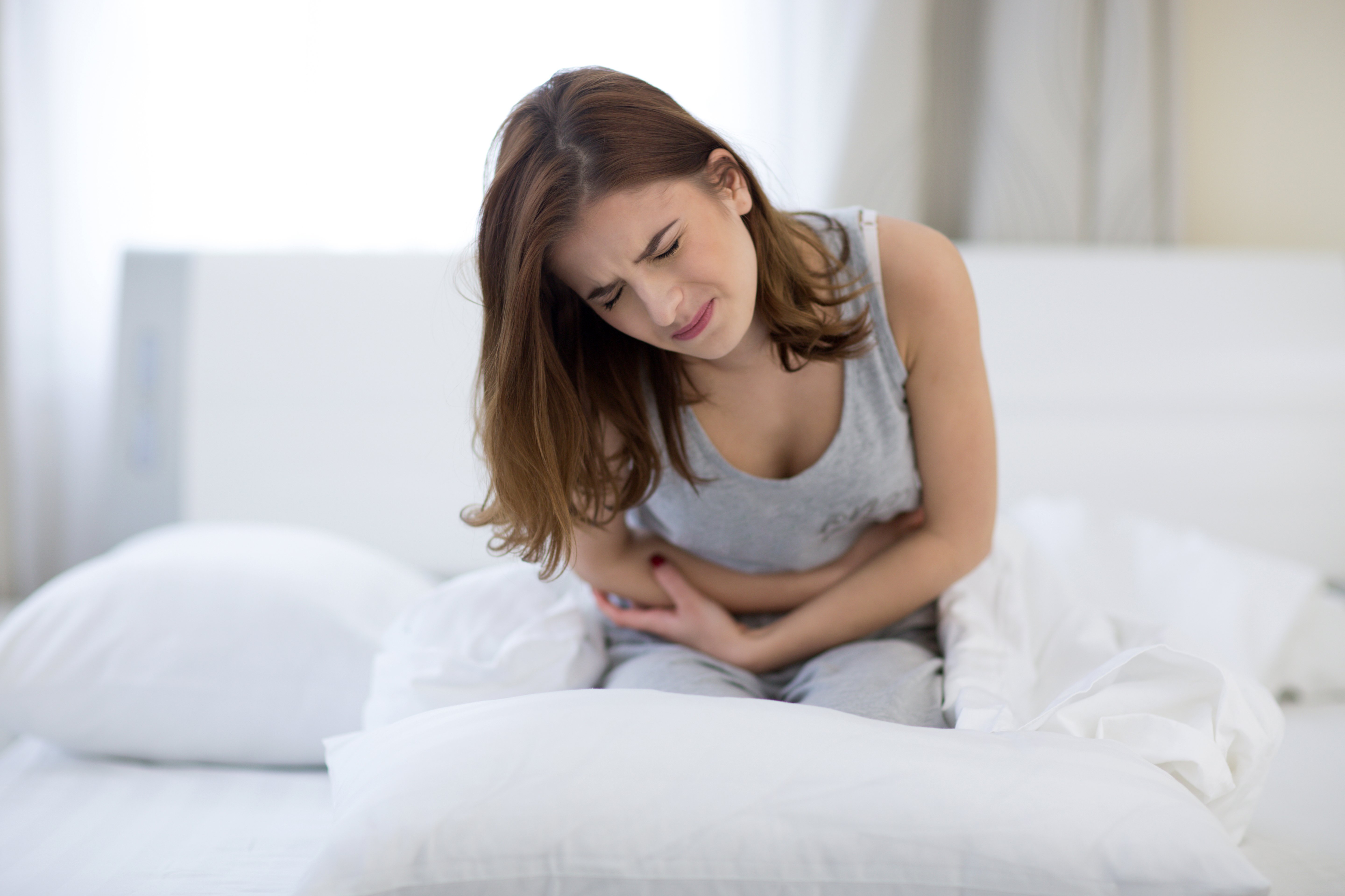 Mujer con dolor de estómago. | Foto: Shutterstock