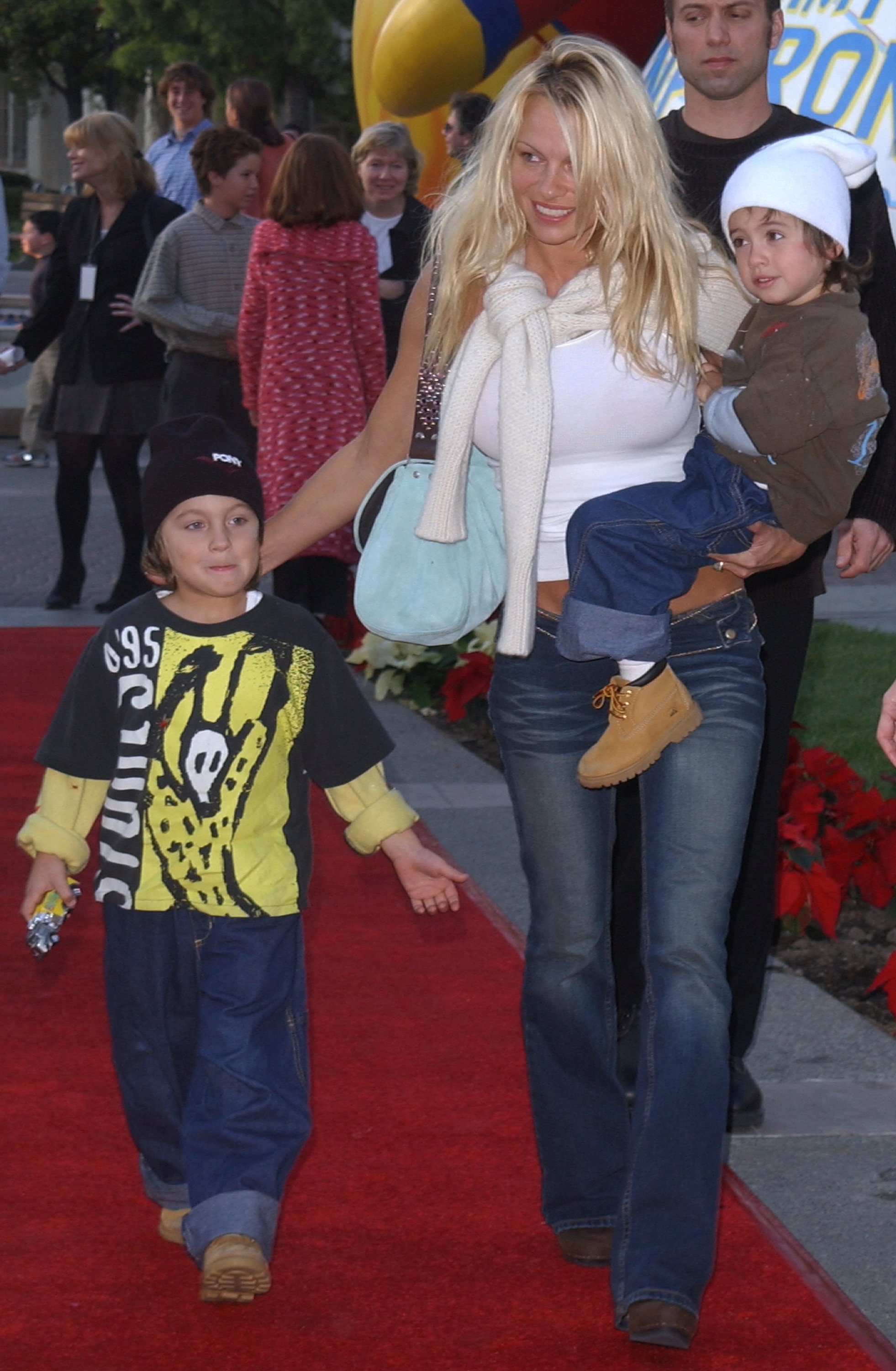 Pamela Anderson with her sons Brandon and Dylan in California in 2001 | Source: Getty Images