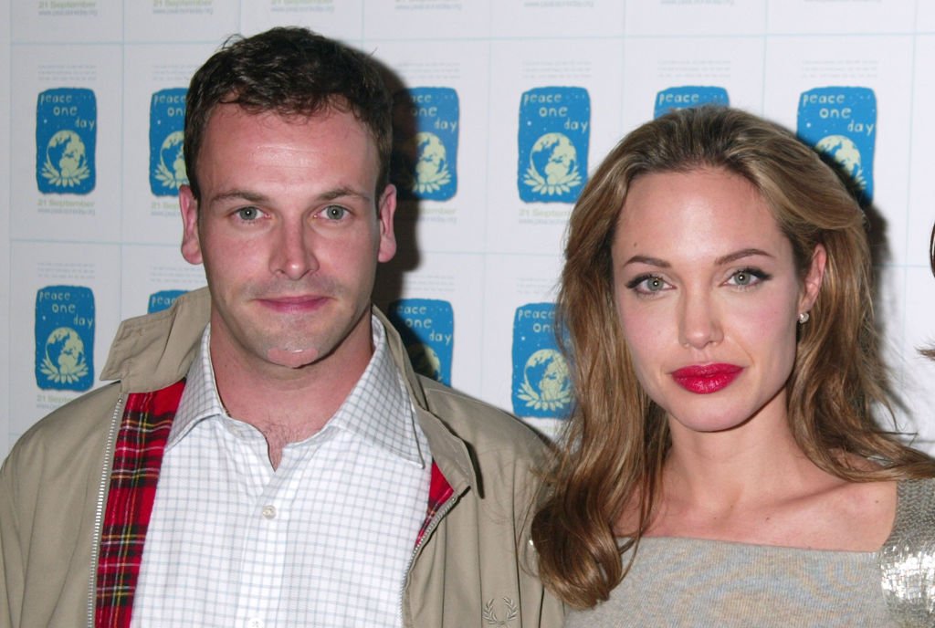 Jonny Lee Miller y Angelina Jolie en el Teatro Ziegfeld en la Ciudad de Nueva York, en septiembre de 2005. | Foto: Getty Images