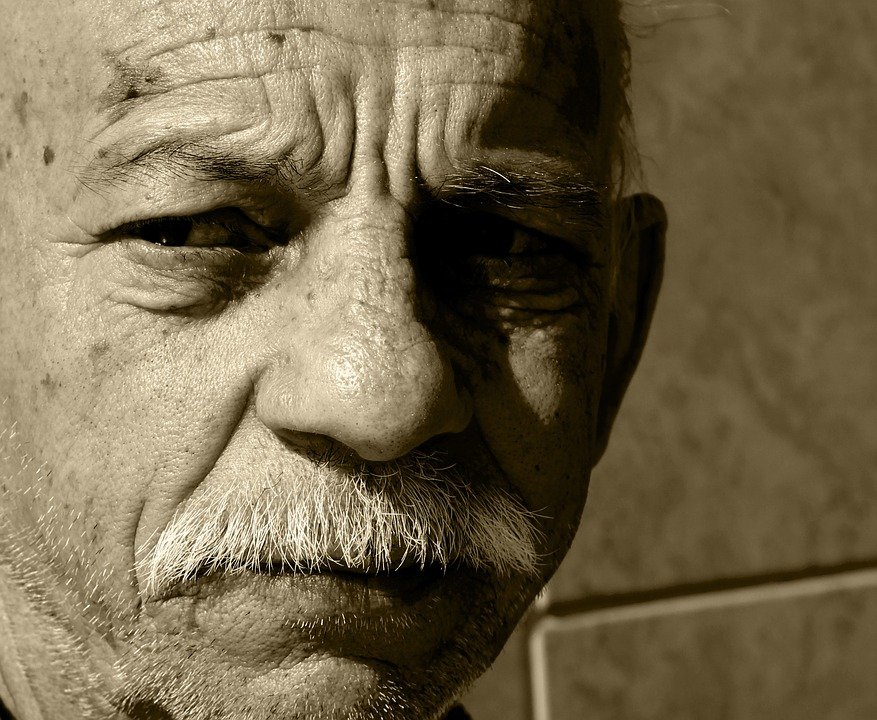 Anciano triste. │Foto: Pixabay