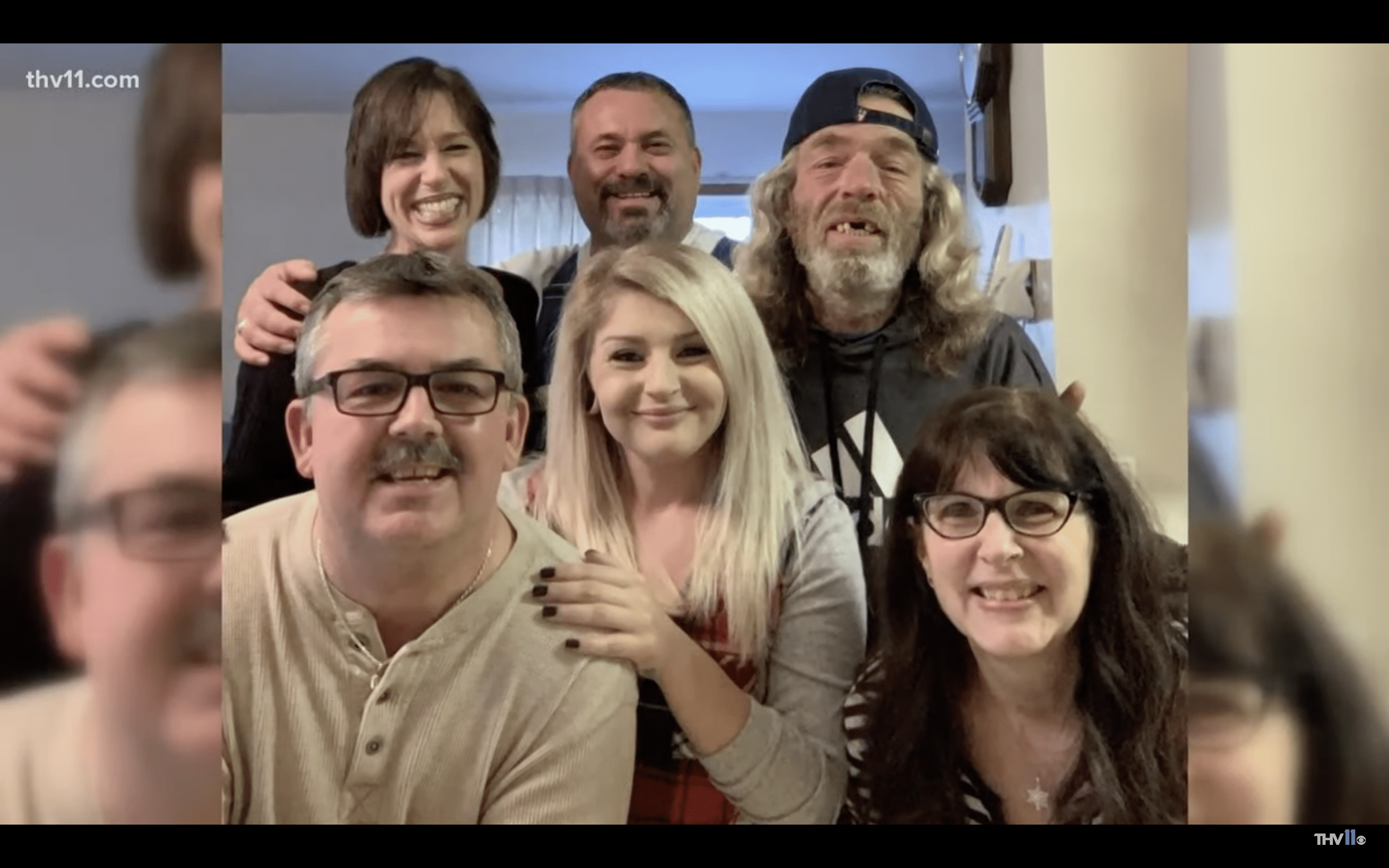 Jodi und Dawn Gieber halfen James dabei, seine lange verlorene Familie wiederzufinden. | Quelle: Youtube/THV11