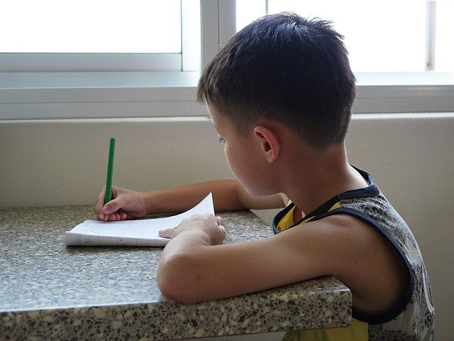 Niño estudiante haciendo sus deberes. | Foto: Pixabay