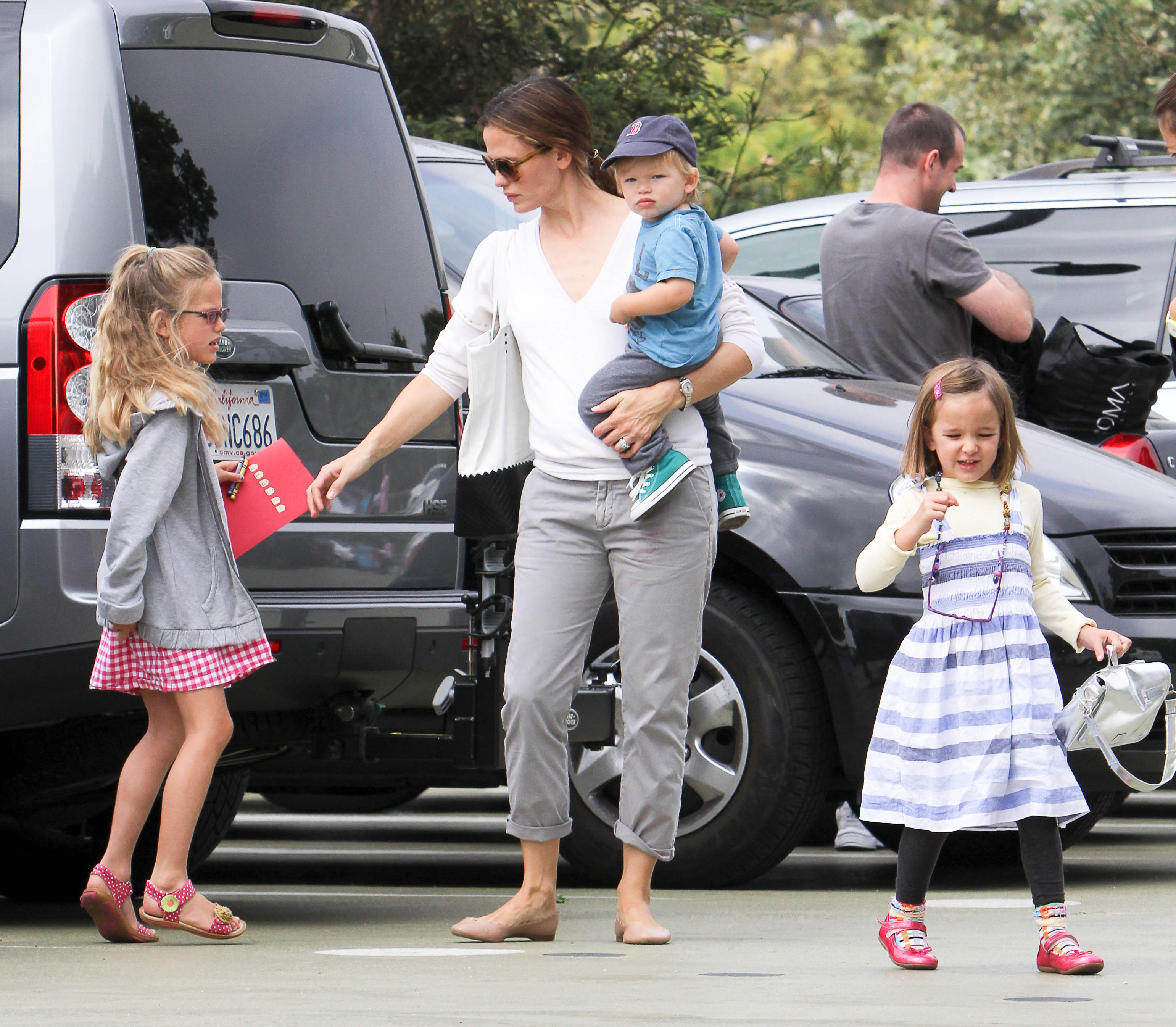 Violet, Samuel, and Fin Affleck with Jennifer Garner spotted out in Los Angeles, California on August 3, 2013 | Source: Getty Images