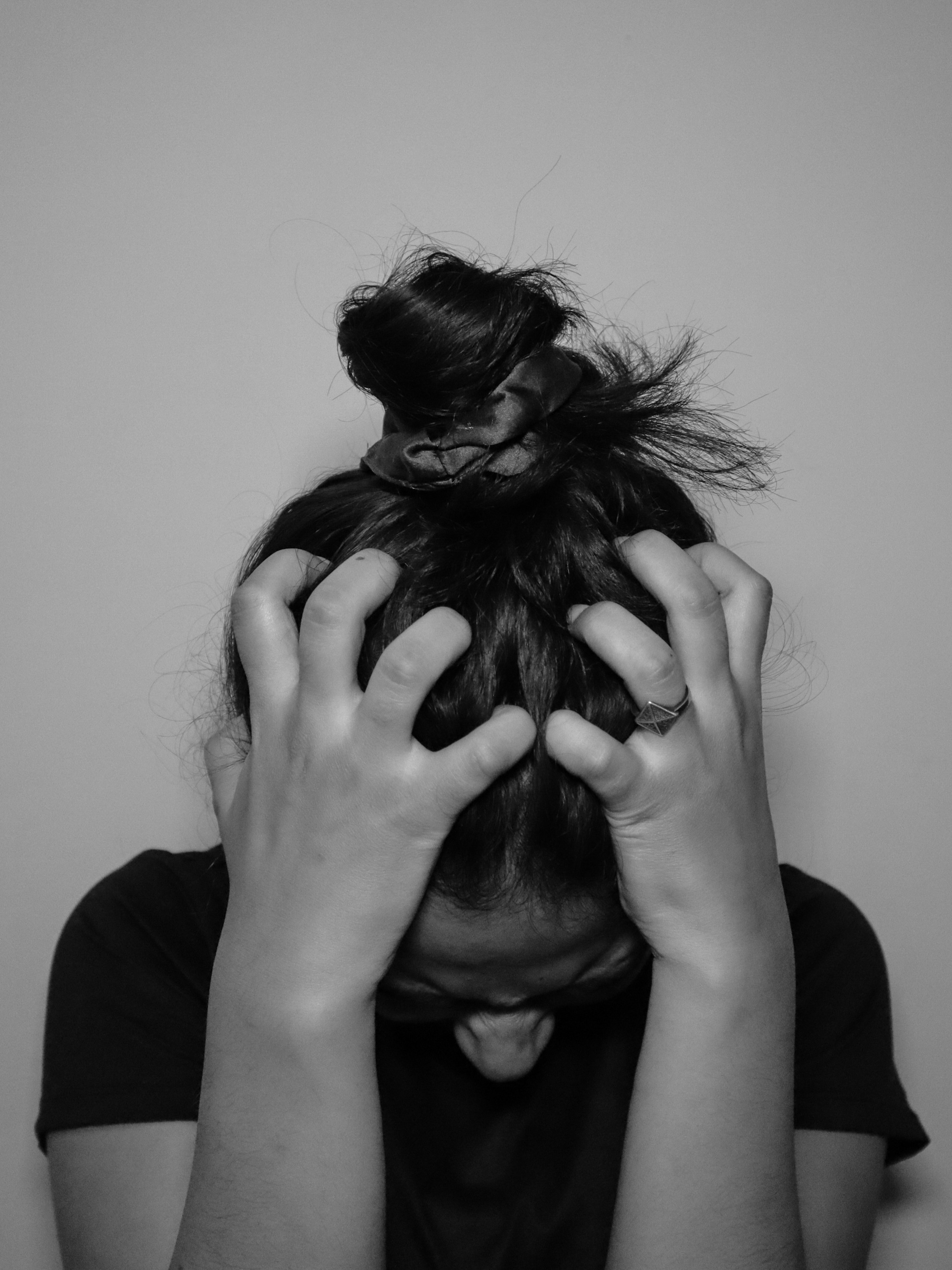 A woman holding her head | Source: Unsplash