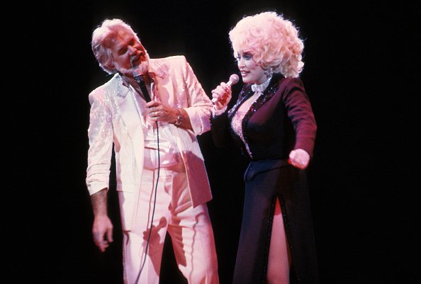 Dolly Parton and Kenny Rogers in New York City, circa 1985. | Photo: Getty Images