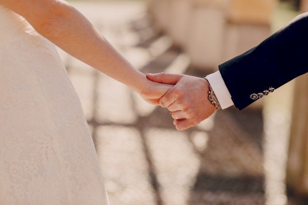 Un couple marié qui se tiennent la main | Photo : Freepik Un couple marié qui se tiennent la main | Photo : Freepik