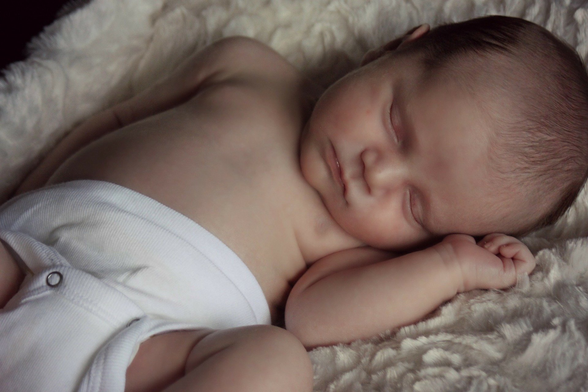 Newborn baby sleeping peacefully. | Source: Pixabay