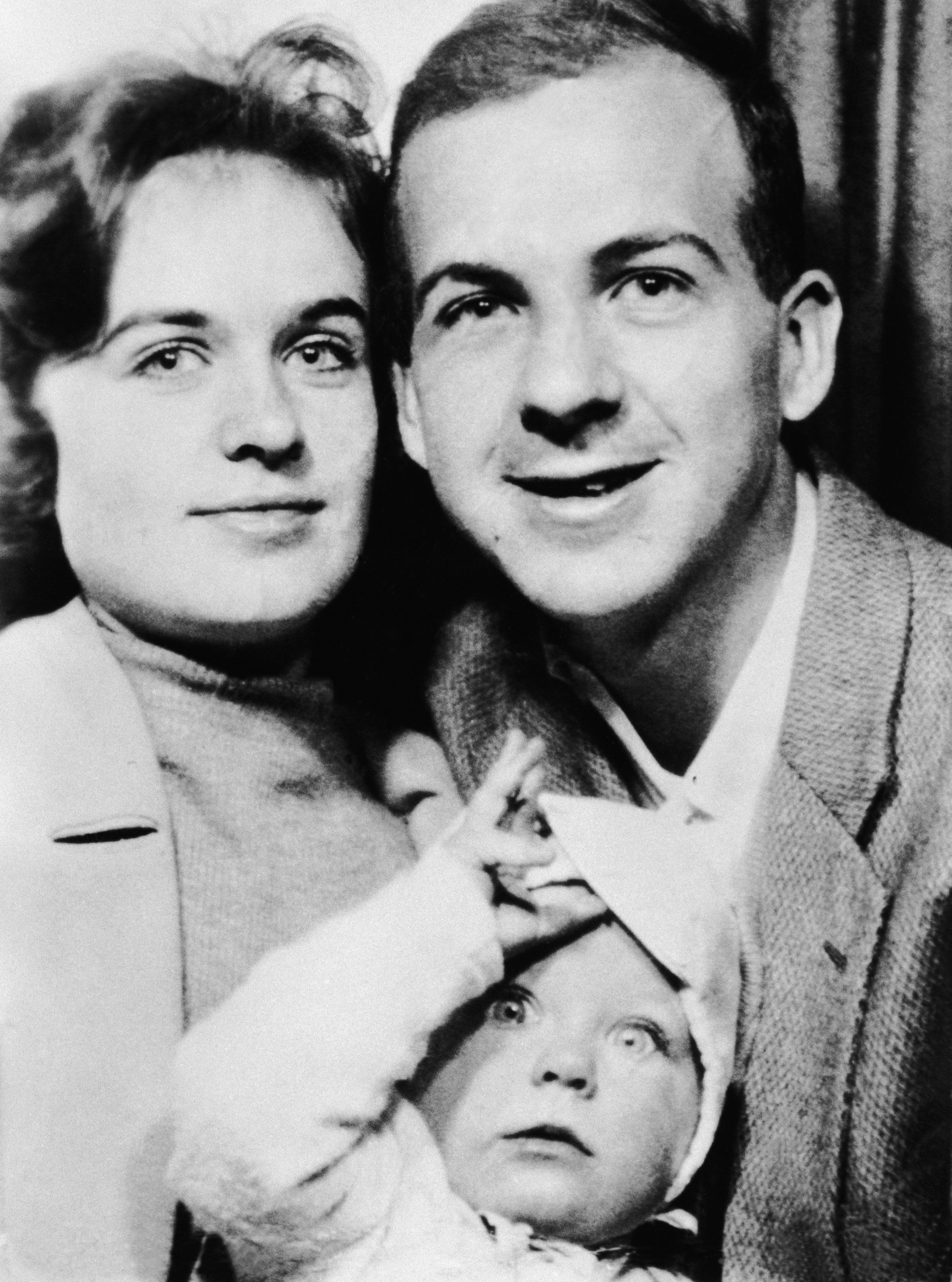 Lee Harvey Oswald with his wife, Marina Nikolayevna Prusakova, and their daughter, June Lee, circa 1962. | Source: Getty Images