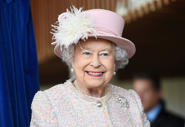 La reine elizabeth ii est vue au théâtre de chichester lors d'une visite de west sussex à chichester, royaume-uni | Photo: Getty Images