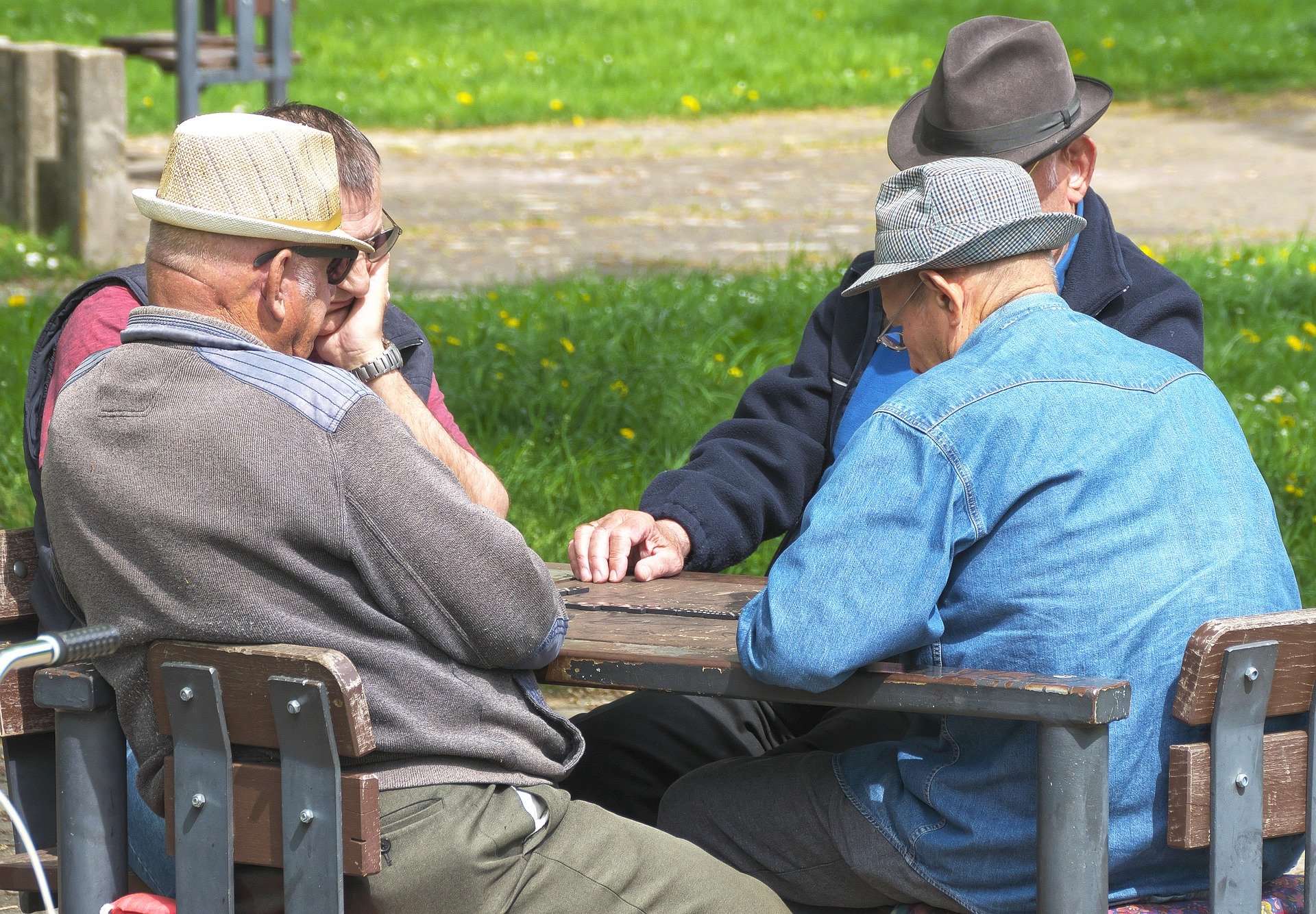 Photo of old men hanging out | Photo: Pixabay