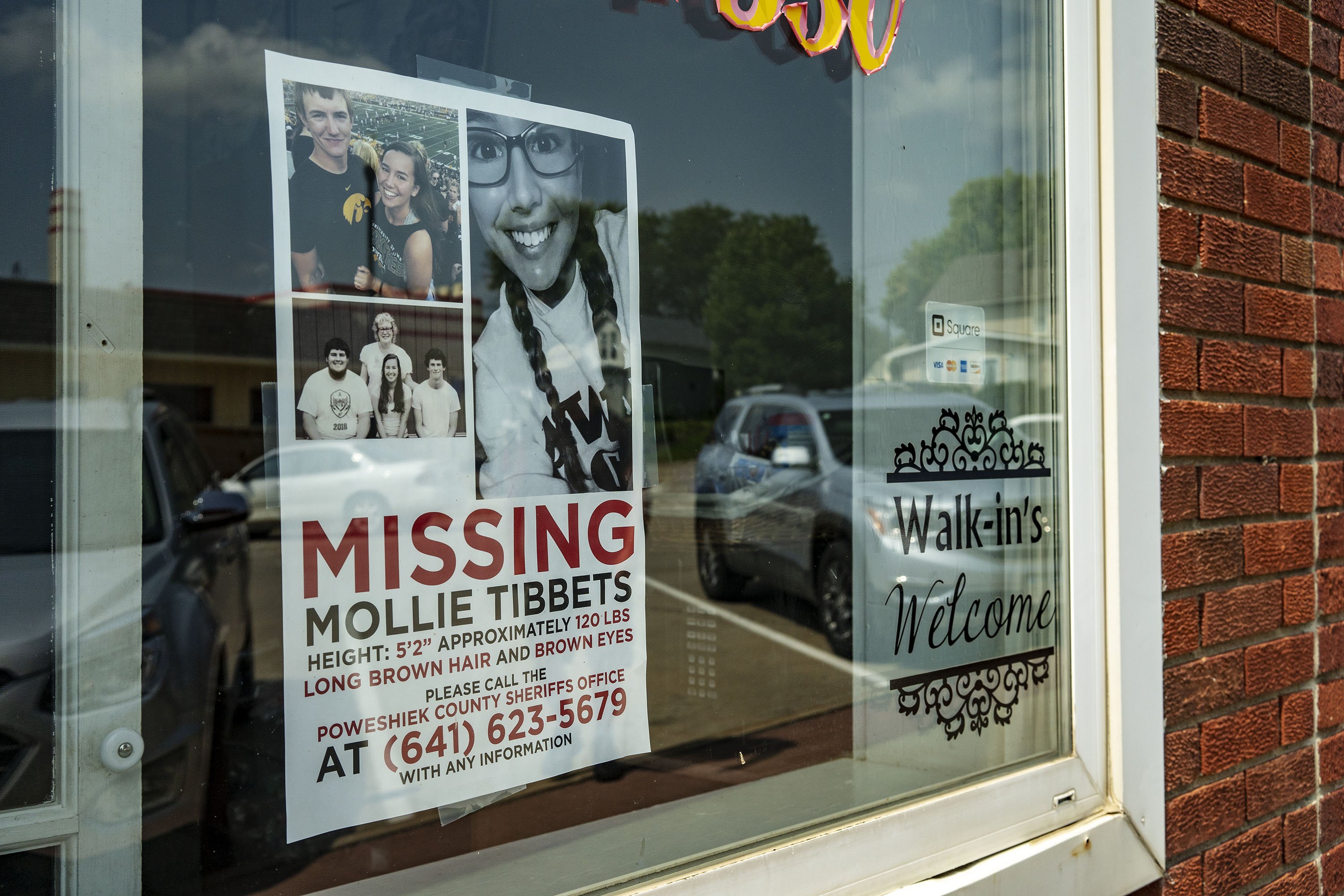 A poster offering a reward for any information regarding the whereabouts of Mollie Tibbetts on a window in Brooklyn, Iowa | Photo: KC McGinnis/For The Washington Post via Getty Images