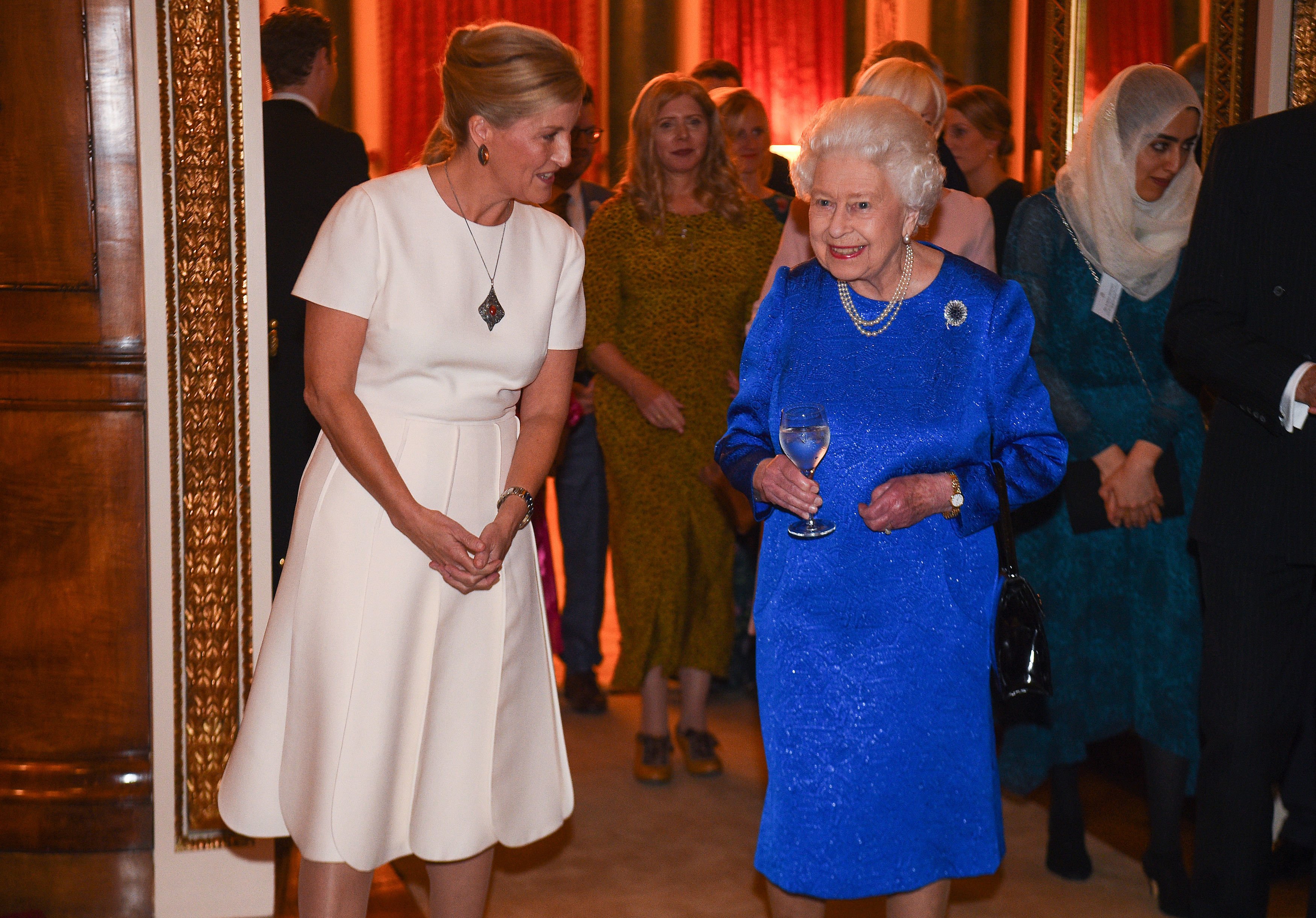 La reine Elizabeth II et Sophie, comtesse de Wessex, assistent à une réception pour célébrer le travail du Queen Elizabeth Diamond Jubilee Trust au palais de Buckingham, le 29 octobre 2019 à Londres, en Angleterre. | Source : Getty Images      