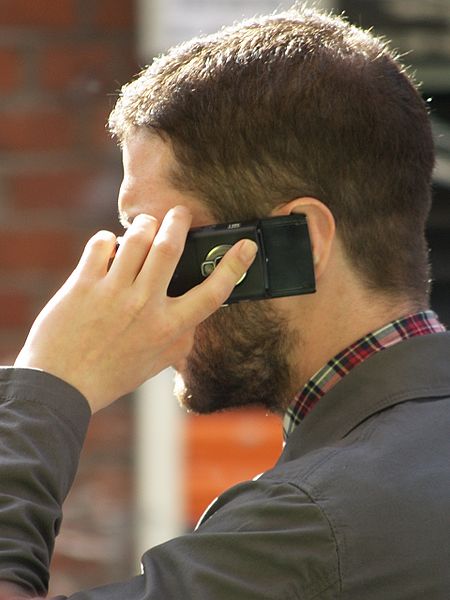 Hombre hablando por teléfono.| Imagen: Wikimedia Commons Hombre hablando por teléfono.| Imagen: Wikimedia Commons
