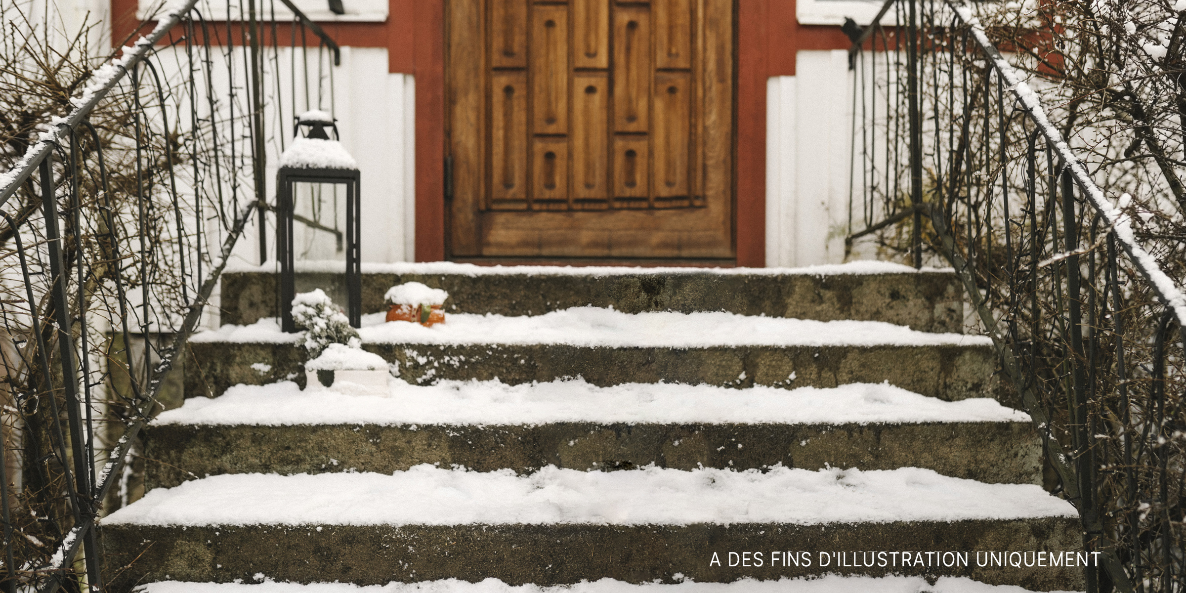 Un escalier enneigé menant à une porte | Source : Getty Images