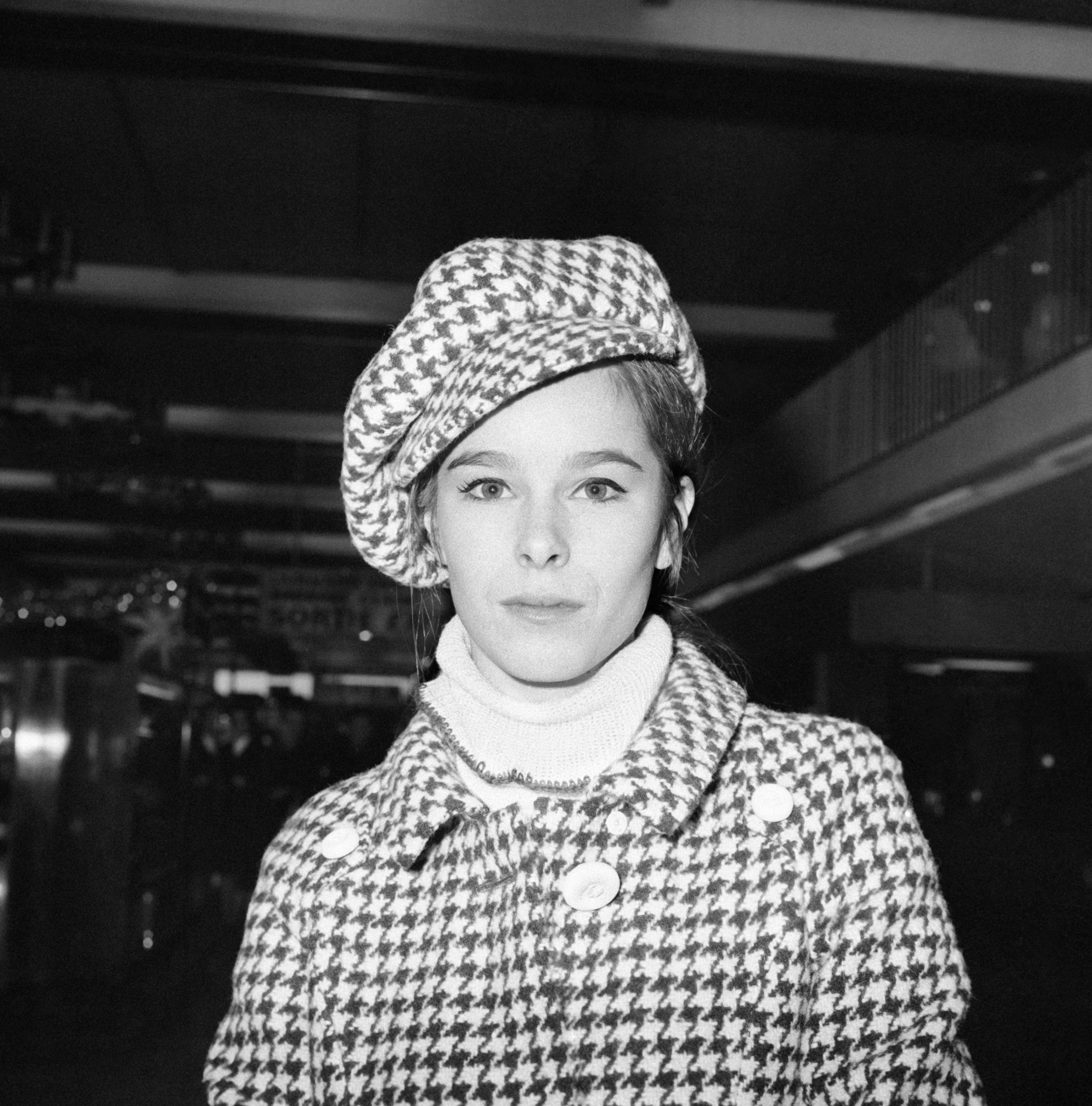 Géraldine Chaplin at Orly airport on December 8, 1965 in Orly, France. | Source: Getty Images
